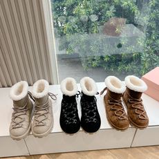 现货供应G042代购级别独家首发miumiu缪缪毛拖鞋2025秋冬新款棉鞋毛毛靴来自Miu Miu系列的细节特写 新季的 现货供应G042代购级别独家首发miumiu缪缪毛拖鞋2025秋冬新款棉鞋毛毛靴来自Miu Miu系列的细节特写 新季的
