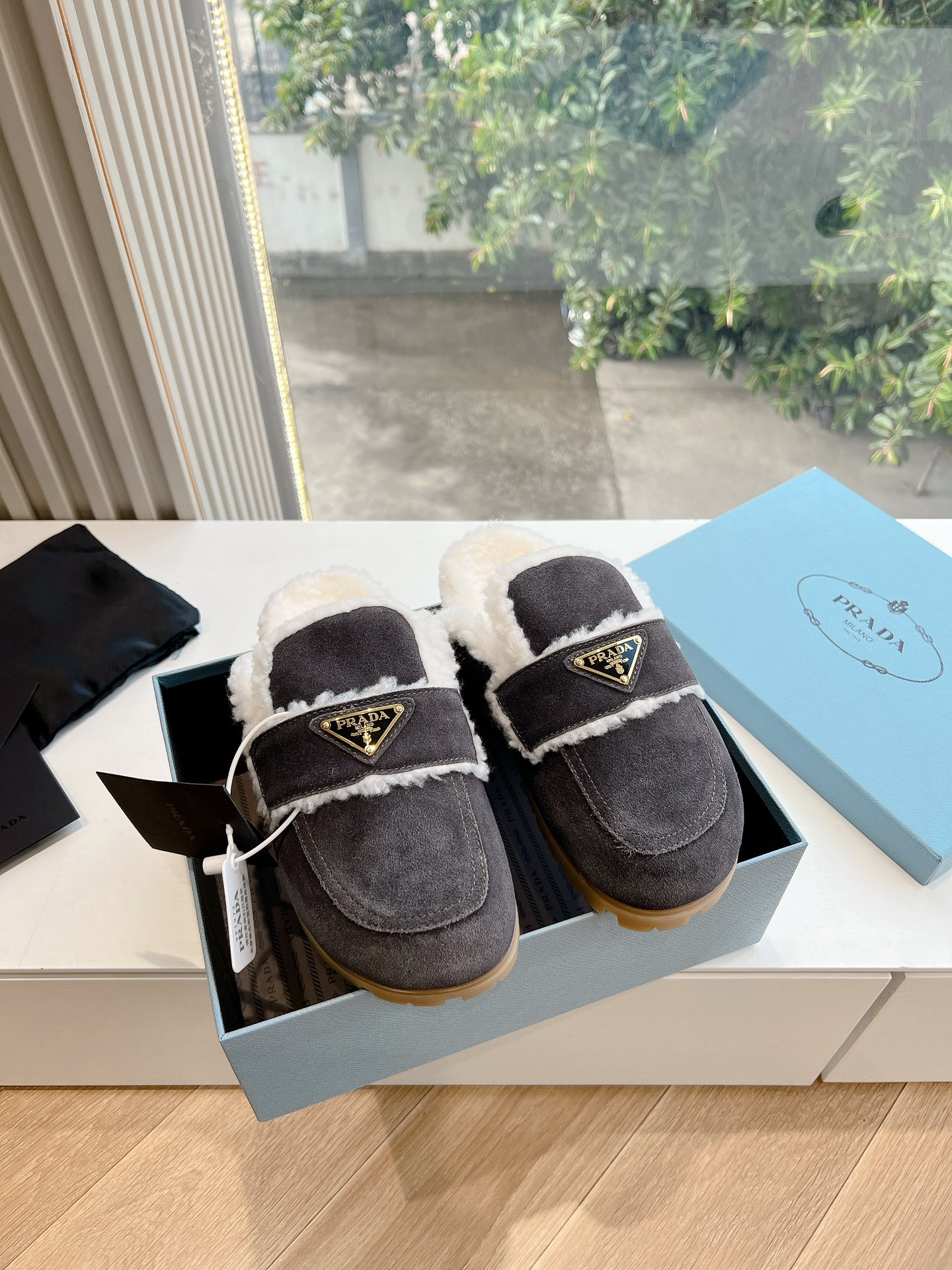 NO:484909,G036 What to see is what to get purchasing level is the highest on the market PRADA Prada autumn and winter new style △ Triangle mark one-piece wool shoes, thick sole boots Snow boots Two-color polished color cow velvet real lamb wool cotton boots Snow boots genuine leather edge strip Two-color TPU sole Material details can be compared with the original version, please identify our top quality lamb wool particles full and warm effect YyDS upper imported high mercerized matte two-color cow velvet inner wool sole original molded sole Size35-39 (40/41 custom made without return or exchange), semi-drag fur shoes, prada, prada, boots19860909G036所见即所得代购级别市面最高版本 PRADA 普拉达秋冬新款△三角标一脚蹬羊毛鞋,厚底靴 雪地靴 双色擦色牛绒真羊羔毛棉靴雪地靴真皮沿条 双色TPU大底 材质细节可对比原版,市面普通版本区分请认准我们的顶级品质羊羔毛颗粒饱满保暖效果YyDS 鞋面进口高丝光磨砂双色牛反绒 内里羊毛 鞋底原版开模鞋底 Size35-39（40/41定做不退换）,半拖毛毛鞋,prada,prada,boots,Women's Shoes