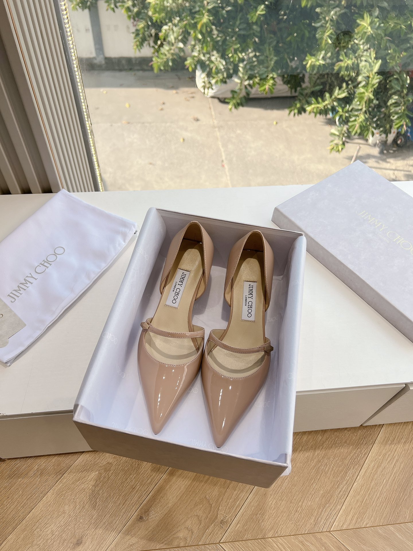 NO:440755,G987 JimmyCho* Jimmy Week 25s Early Spring Product Top Version Pointed Flower High Heels This is so fairy-like, as beautiful as a work of art, it is very vivid and vivid, very gentle and fairy-like, as if you can smell the fragrance of flowers! A fashionable fairy-style outfit, casually paired with a pair of shorts can show your fairy-like spirit!  !  The upper orchids are handmade. The flowers of each pair of shoes take a week to make. The flowers can be pinched into their favorite shapes by themselves, and are the finishing touch of the overall shape. The horseshoe heel design is neat and stylish, and is made of Napa lambskin material, soft and comfortable to walk without any pressure!  !  Imported beef patent leather, inner lining sheepskin inner lining footrest, outsole imported from Italy, genuine leather sole, heel height 6.5cm, size: 34-41 (34.40.41 custom-made, no return or replacement), high heels, jimmy choo, jimmy choo, high heels, shorts, sheepskin19860909G987JimmyCho*吉米周25s早春爆品 顶版 尖头花朵高跟鞋  这也太仙了叭,像艺术品一样美到窒息的很生动形象,很温柔很仙女,仿佛能闻到花的香气!时尚的仙女风穿搭,随意搭配上一条短裤都能尽显仙气飘飘！！鞋面兰花是手工制作的,每双鞋子的花朵需要一周才能制作而成 花朵是可以自己捏成喜欢的形状,是整体造型搭配的点睛之笔 马蹄跟设计,利落且有型,采用纳帕小羊皮材质,柔软且舒适行走毫无压力！！ 材质进口牛漆皮 内里羊皮内里垫脚  大底意大利进口真皮底  跟高6.5cm 码数:34-41（34.40.41定制不退不换）,高跟鞋,jimmy choo,jimmy choo,high heels,shorts,sheepskin,Women's Shoes