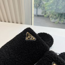 G036所见即所得代购级别市面最高版本 PRADA 普拉达秋冬新款△三角标一脚蹬羊毛鞋,厚底靴 雪地靴 双色擦色牛绒真羊 G036所见即所得代购级别市面最高版本 PRADA 普拉达秋冬新款△三角标一脚蹬羊毛鞋,厚底靴 雪地靴 双色擦色牛绒真羊