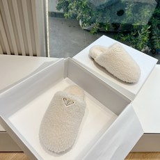 G036所见即所得代购级别市面最高版本 PRADA 普拉达秋冬新款△三角标一脚蹬羊毛鞋,厚底靴 雪地靴 双色擦色牛绒真羊 G036所见即所得代购级别市面最高版本 PRADA 普拉达秋冬新款△三角标一脚蹬羊毛鞋,厚底靴 雪地靴 双色擦色牛绒真羊