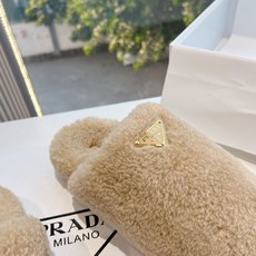 G036所见即所得代购级别市面最高版本 PRADA 普拉达秋冬新款△三角标一脚蹬羊毛鞋,厚底靴 雪地靴 双色擦色牛绒真羊 G036所见即所得代购级别市面最高版本 PRADA 普拉达秋冬新款△三角标一脚蹬羊毛鞋,厚底靴 雪地靴 双色擦色牛绒真羊