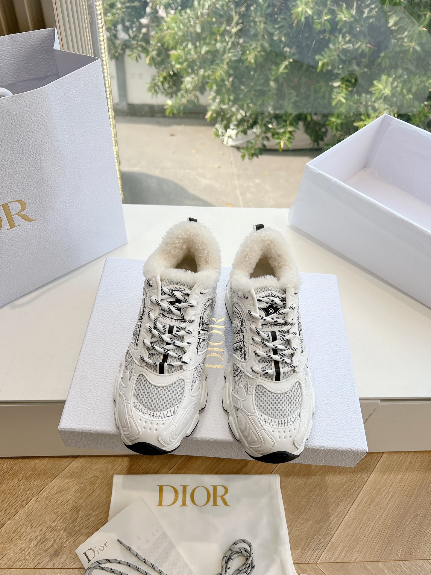 G133C'est Dior 迪奥 24秋新款全新休闲运动鞋以牛皮革和网眼织物制作，轻盈透气。侧边的CD字母非常有Dio