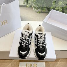 G133C'est Dior 迪奥 24秋新款全新休闲运动鞋以牛皮革和网眼织物制作,轻盈透气。侧边的CD字母非常有Dio G133C'est Dior 迪奥 24秋新款全新休闲运动鞋以牛皮革和网眼织物制作,轻盈透气。侧边的CD字母非常有Dio