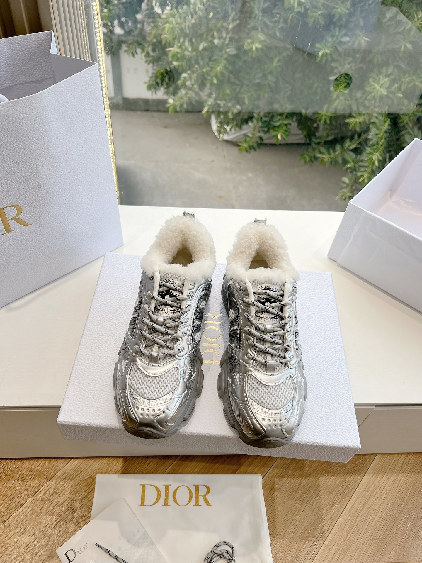 G133C'est Dior 迪奥 24秋新款全新休闲运动鞋以牛皮革和网眼织物制作,轻盈透气。侧边的CD字母非常有Dio G133C'est Dior 迪奥 24秋新款全新休闲运动鞋以牛皮革和网眼织物制作,轻盈透气。侧边的CD字母非常有Dio