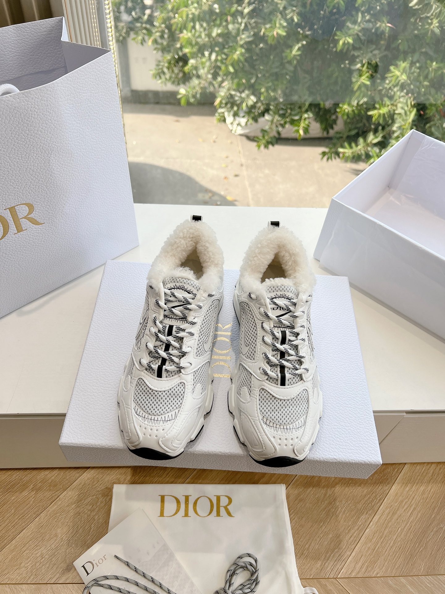 G133C'est Dior 迪奥 24秋新款全新休闲运动鞋以牛皮革和网眼织物制作，轻盈透气。侧边的CD字母非常有Dio