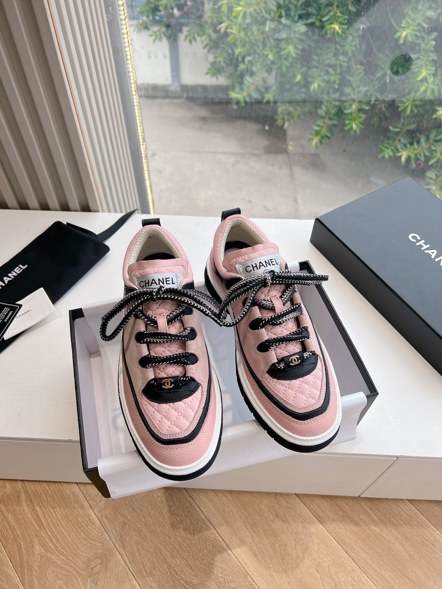 NO:486020,G059 Purchase Level CHANEL 25C Early Spring Vacation New Shoes Casual Shoes A pair of comfortable shoes can reduce the fatigue of your feet. The new model is very versatile. Whether it is daily wear, sisters' gatherings, workplace commuting, outdoor sports and various occasions, it can be easily controlled to increase the height and make your legs straight, modify the foot shape, comfortable and comfortable without shaving your feet, good breathability, and can also be worn in summer. You can also wear it with temperament and office workers. Fabric lychee pattern cowhide + plaid pad to show sheepskin sole original molded sole size: 35-40 (41 custom made without return or replacement), casual shoes/sports shoes, chanel, chanel, sneakers, cowhide, sheepskin19860909G059代购级别CHANEL小香奈儿 25C早春度假款新鞋型休闲鞋一双舒适的鞋子能给自己减少脚下的劳累,新款Very 百搭 不管是日常穿搭,姐妹聚会 职场通勤,户外运动及各种场合都是可以轻松驾驭的增高显腿直、修饰脚型、舒服舒适不磨脚、透气性很好、夏天也可以穿哦、穿上气质拉满上班族也能轻松拥有 面料荔枝纹牛皮+格纹垫秀羊皮 鞋底原版开模鞋底 size: 35-40 (41定做不退不换),休闲鞋/运动鞋,chanel,chanel,sneakers,cowhide,sheepskin,Women's Shoes