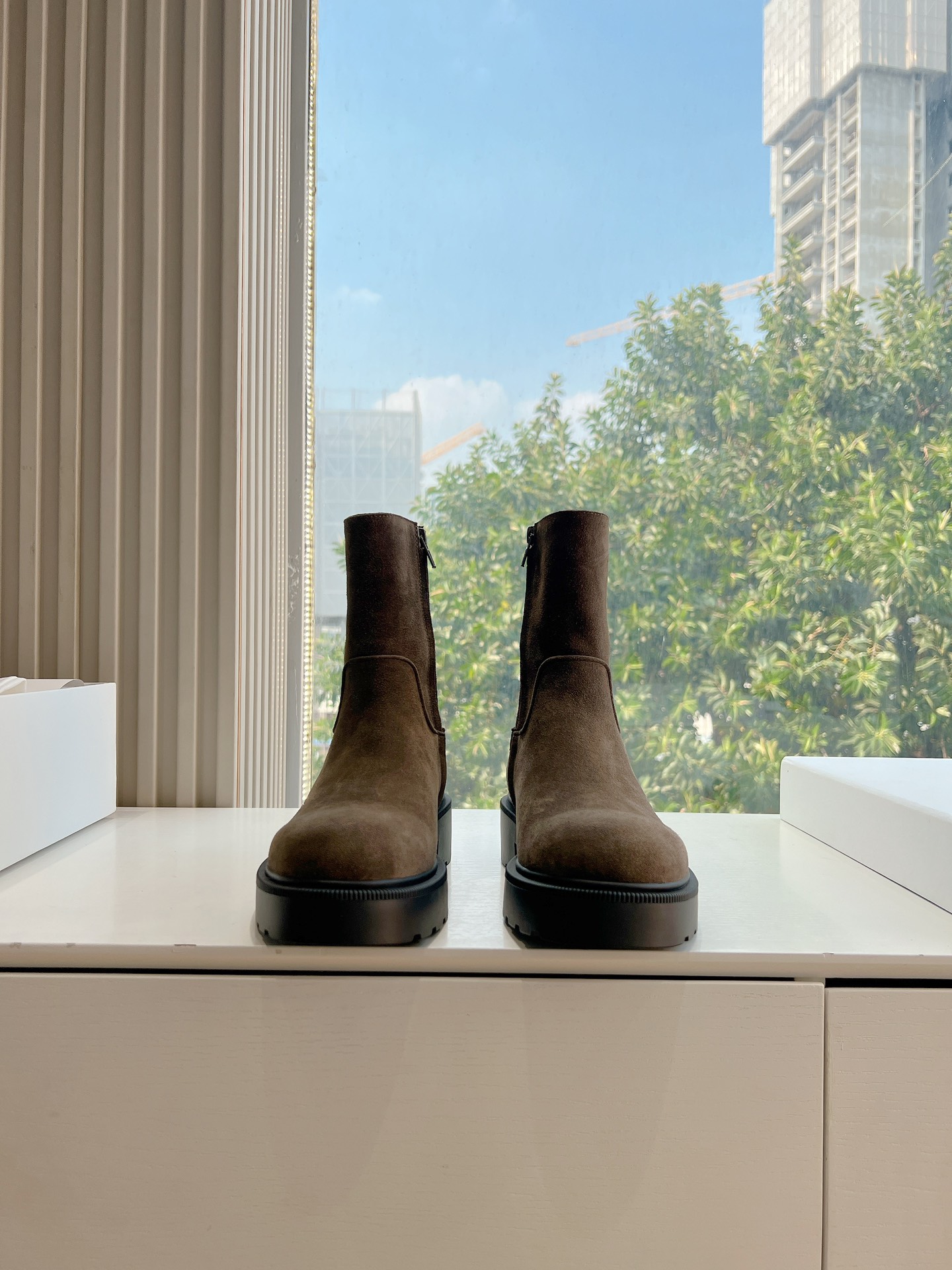 NO:480478,G009the ro* genuine leather French retro square head minimalist versatile flat bottom thick sole Chelsea short boots are really the most comfortable style I have ever worn, so soft!  The socks must take it away. It has a high-end and simple feeling, in fact, in addition to being beautiful, its comfort is really easy to wear so hard that it is reluctant to take it off!  Match with jeans, suit pants, skirts are not inconsistent, original imported cowhide, soles, original soles, size 35-39 (40, custom-made, no return or replacement), boots, boots, skirts, jeans, business suit, cowhide19860909G009the ro*真皮法式复古方头极简百搭平底厚底切尔西短靴脚真的是史上我穿过最最舒服的款式太柔软啦！磨脚星人一定要收了它 有一丢高级又简约的感觉其实除了好看以外它的舒适度真的是好穿到舍不得脱下来啦！搭配牛仔裤 西装裤 半身裙都毫无违和感 面料原版进口牛皮 鞋底原版鞋底 尺码35-39（40,定制不退不换）,靴子,boots,skirts,jeans,business suit,cowhide,Women's Shoes