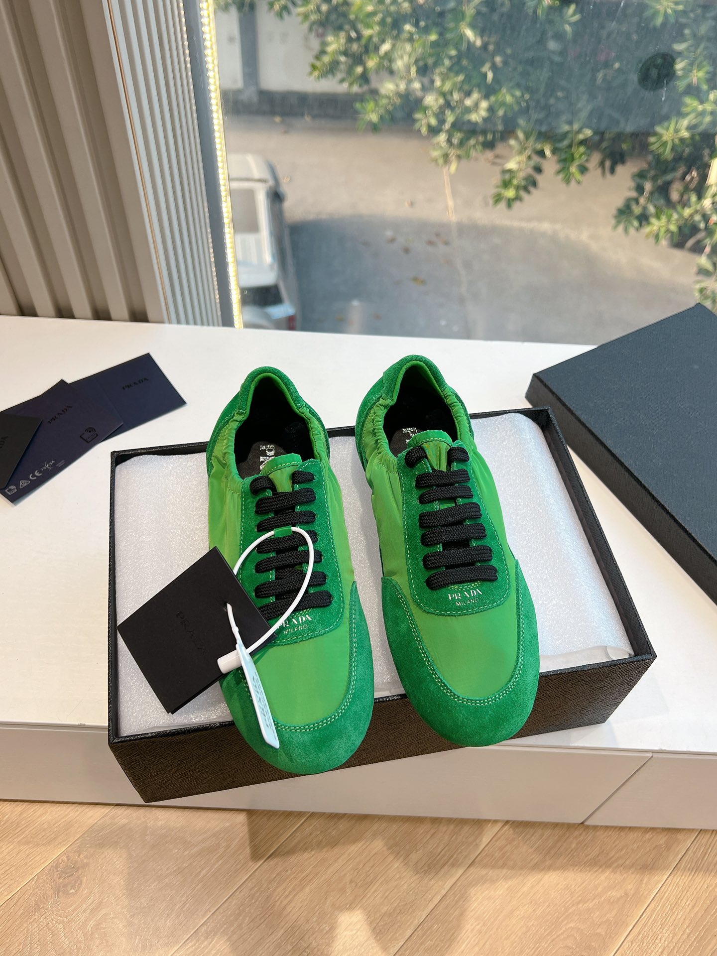 NO:129829,Prada Spring and Summer Show thin-soled German training shoes 25ss Show style with the highest outbound rate. The suede on the upper has a texture, wrapped in sheepskin inside, soft and glutinous. The insole thickened lambskin is extremely comfortable to put on, supports and is also wrapped very well. The shoe shape is full of wrapping, light and easy to wear. A casual shoe that is easy to wear. The original open mold rubber sole is matte upper Size35-41 (40.41 custom-made, no return or replacement), casual shoes/sports shoes, prada, prada, sneakers, sheepskin, chamois leather19860909Prada 普拉达春夏秀款薄底德训鞋 25ss秀款出境率最高的单品 鞋面麂皮有肌理感,内里羊皮包裹,软软糯糯的 鞋垫加厚小羊皮,踩上去无比舒适,有支撑感,又包裹得很好的感觉 鞋型包裹感十足,轻便好穿实用的一款休闲鞋,原版开模橡胶大底 鞋面磨砂 Size35-41 (40.41定制不退不换),休闲鞋/运动鞋,prada,prada,sneakers,sheepskin,chamois leather,Women's Shoes