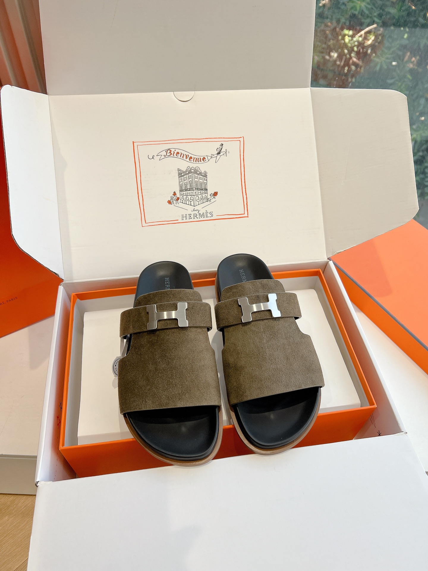 NO:165833,Airplane box 10 G033 purchasing level WYSIWYG G033HERMES Hermes | The latest big H-buckle second uncle slippers genuine leather injection molded sole Classic style with cloud foot feeling, barefoot or paired with socks, it is fashionable and not as fashionable as it is super cute. In summer, I really need versatile slippers, no matter how you match it, it looks good, casual and advanced feeling and comfort is also great, matched with various colored socks, it is very fashionable. Super beautiful and versatile (solid wood sole is not a normal sole) imported upper original cowhide inner cowhide large sole original open mold genuine leather combination sole size 40-45 (45 customization, no return or replacement), slippers, hermes, hermes, slippers, cowhide, socks19860909飞机盒10 G033代购级别所见即所得G033HERMES爱马仕| 最新款大H扣二舅拖鞋真皮注塑鞋底 经典款踩云脚感,光脚或者搭配个袜子穿,都时髦的不行哦超可爱 夏天真的太需要百搭拖鞋了,怎么搭配都好看,随意且高级的感觉舒适度也很棒,搭配各种彩色袜子,潮爆了 超好看百搭（实木大底不是普通底) 鞋面进口原版牛皮 内里牛皮 大底原版开模真皮组合鞋底 码数40-45（45定制不退不换),拖鞋,hermes,hermes,slippers,cowhide,socks,Women's Shoes