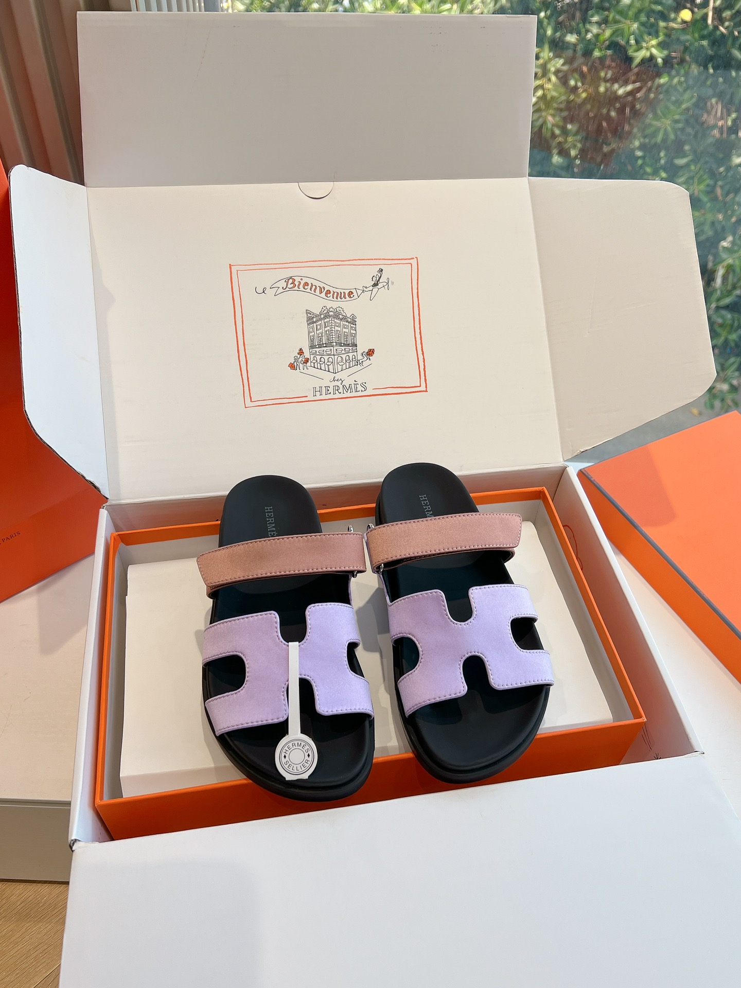 NO:165808,Men's size 50 aircraft box 10 G033 purchasing level WYSIWYG G033HERMES Hermes | The latest big H buckle buckle Erjiu slippers genuine leather injection molded sole Classic style with cloud foot feeling, barefoot or paired with socks, they are all fashionable and not as fashionable as they are super cute. In summer, you really need versatile slippers. It looks good no matter how you match it, and the casual and advanced feel is also great. It is fashionable and fashionable. Super good-looking and versatile. Imported upper original cowhide, inner cowhide, outsole genuine leather midsole combination sole size for women 35-41 men's size 40-45 (40.41 order notes for men and women) 45 customization without return or exchange Order notes if you want to fly a box, slippers, hermes, hermes, slippers, cowhide, socks19860909男码50飞机盒10 G033代购级别所见即所得G033HERMES爱马仕| 最新款大H扣人字扣二舅拖鞋真皮注塑鞋底 经典款踩云脚感,光脚或者搭配个袜子穿,都时髦的不行哦超可爱 夏天真的太需要百搭拖鞋了,怎么搭配都好看,随意且高级的感觉舒适度也很棒,搭配各种彩色袜子,潮爆了 超好看百搭 鞋面进口原版牛皮 内里牛皮 大底真皮中底组合鞋底 码数女35-41男码40-45(40.41下单备注男女) 45定制不退不换 下单备注要不要飞机盒,拖鞋,hermes,hermes,slippers,cowhide,socks,Women's Shoes