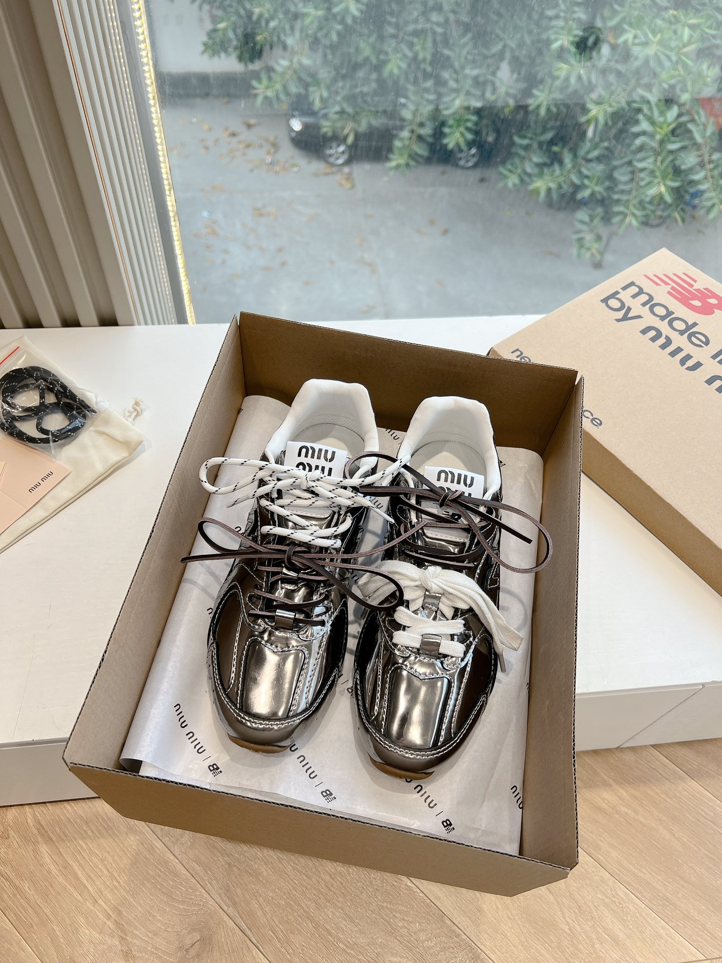 NO:171752,Men's 20G027 purchasing level MiuMi*&N* joint brand model new colors are available. Maillard color matching German training shoes sneakers miumiu&nb530 latest new colors are available!  A particularly bright silver Watanabe design!  Classic mesh splicing leather design, comfortable and lightweight on the feet!  Restore the original bottom as always!  Three colors are new!  Among them, silver looks the most beautiful!  Who can't love the bright shining!  Very suitable for spring and summer!  The breathable hole design is not afraid of sweating when stuffed into your feet!  !  Material cowhide, inner lining breathable mesh, original custom rubber sole, shoe size 35-39/40, custom-made, no return or exchange, men's size 40-45 (45 custom-made, no return or exchange), casual shoes/sports, miumiu, sneakers, cowhide19860909男20G027代购级别MiuMi*&N*联名款新色上新 美拉德配色德训鞋运动鞋miumiu&nb530最新款新色上新！特别piu亮的银色渡边设计！经典的网面拼接皮面设计,上脚舒适轻便！一如既往的还原原版大底！三色上新！其中感觉银色最漂亮！谁能不爱亮闪闪呢！很适合春夏哦！透气孔设计不怕闷脚出汗哦！！ 材质牛皮 内里透气网 大底原版定制橡胶大底 鞋码35-39/40定制不退换 男码40-45(45定制不退不换),休闲鞋/运动鞋,miumiu,sneakers,cowhide,Women's Shoes