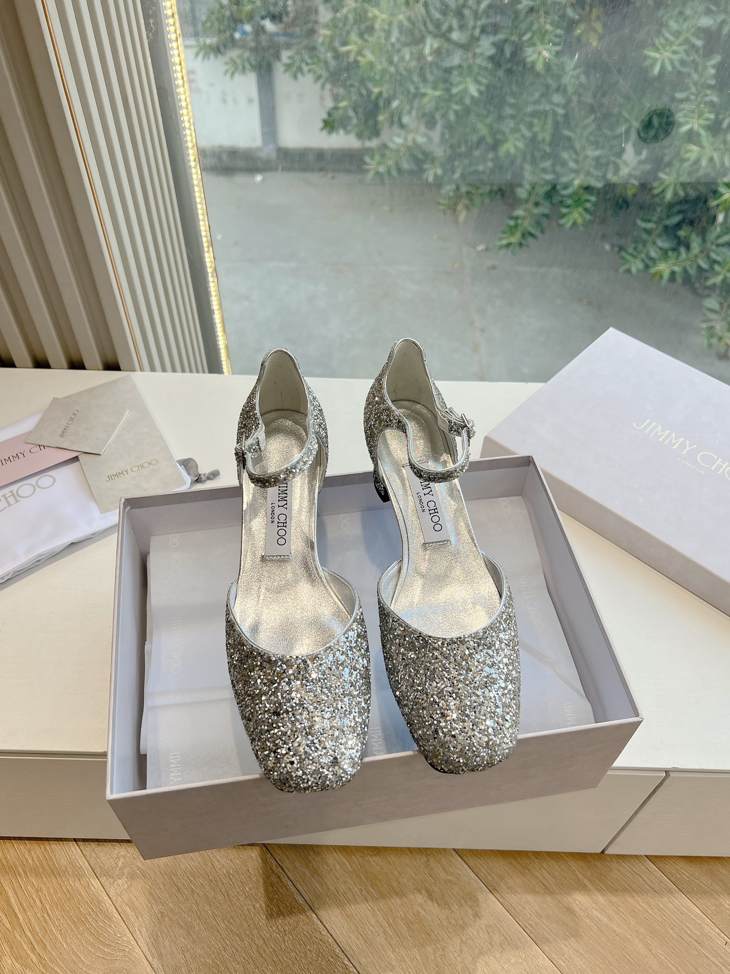 NO:440722,G987 What to see is what to get JimmyCho* Jimmy Week 25s Early Spring Product Top Version Pointed Rhinestone Hollow Baotou Maryzhen High Heels This is so fairy-like, as beautiful as a work of art, very vivid and vivid, very gentle and fairy-like, as if you can smell the fragrance of flowers! Fashionable fairy-style outfit, casually paired with a pair of shorts can show your fairy-like spirit!  !  The upper is handmade, and each pair of shoes takes one week to make. The flowers can be pinched into their favorite shapes by themselves, which is the finishing touch of the overall shape. Horseshoe heel design, neat and imported patent leather. Inner sheepskin inner footbed. Outsole imported from Italy. Heel height is about 5 cm. Size: 34-41 (34.40.41.42 Customized, no return or replacement), high heels, jimmy choo, jimmy choo, mary jane, high heels, shorts, sheepskin19860909G987所见即所得JimmyCho*吉米周25s早春爆品 顶版 尖头水钻中空包头玛丽珍高跟鞋  这也太仙了叭,像艺术品一样美到窒息的很生动形象,很温柔很仙女,仿佛能闻到花的香气!时尚的仙女风穿搭,随意搭配上一条短裤都能尽显仙气飘飘！！鞋面是手工制作的,每双鞋需要一周才能制作而成 花朵是可以自己捏成喜欢的形状,是整体造型搭配的点睛之笔 马蹄跟设计,利落且 材质进口漆皮 内里羊皮内里垫脚  大底意大利进口真皮底  跟高约5厘米 码数:34-41（34.40.41.42定制不退不换）,高跟鞋,jimmy choo,jimmy choo,mary jane,high heels,shorts,sheepskin,Women's Shoes