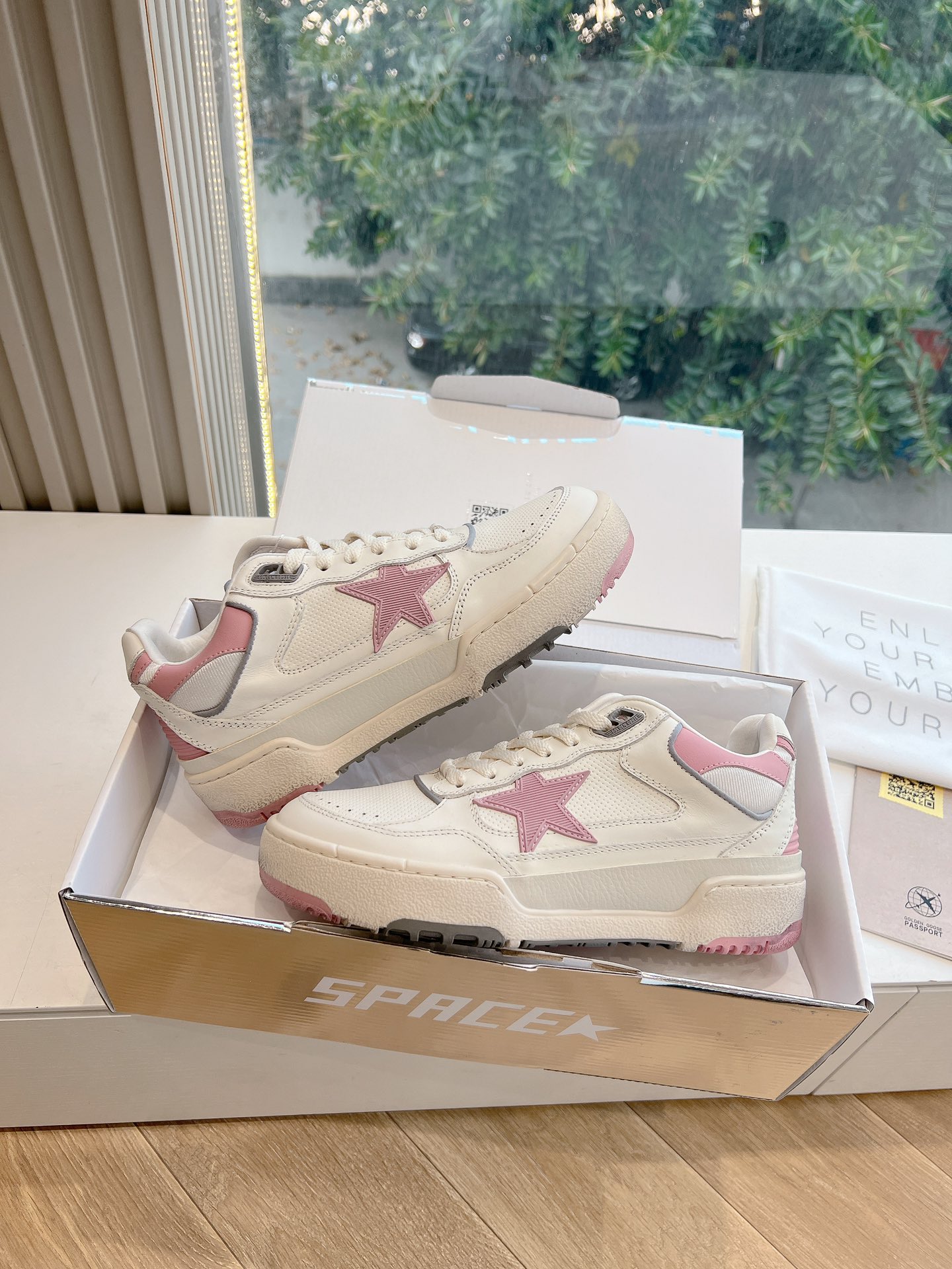 NO:408272,G411GoldenGoos*25c Spring and Summer Latest Round and Soft Bread Shoes 25c Golden Goose Spring and Summer Latest, Chubby and Soft Bread Shoes!  Breathable net design, small shoes that you will find cute when you look at the pictures!  The chubby style design and the big bottom design are also very soft!  It feels like stepping on cotton when you put your feet on!  And the overall weight won't be very heavy!  A style that can be worn out without being tired!  The toe also has a breathable mesh design!  Avoid stuffing your feet!  !  Imported cowhide material Size35-45 (45 customization, no return or replacement) 39.40 Notes for men and women, casual shoes/sports shoes, sneakers, cowhide, gold19860909G411GoldenGoos*25c春夏最新款 圆润软乎乎面包鞋25c黄金鹅春夏最新款,胖乎乎软乎乎面包鞋！透气网设计,看图片就觉得很可爱的小鞋子哦！胖乎乎的版型设计,大底设计的也很软哦！上脚感觉像是踩在棉花上一样！而且整体重量不会很重！暴走不累脚的款！鞋头还有透气网设计！避免闷脚哦！！ 材质进口牛皮 Size35-45(45定制不退不换）39.40备注男女,休闲鞋/运动鞋,sneakers,cowhide,gold,Women's Shoes