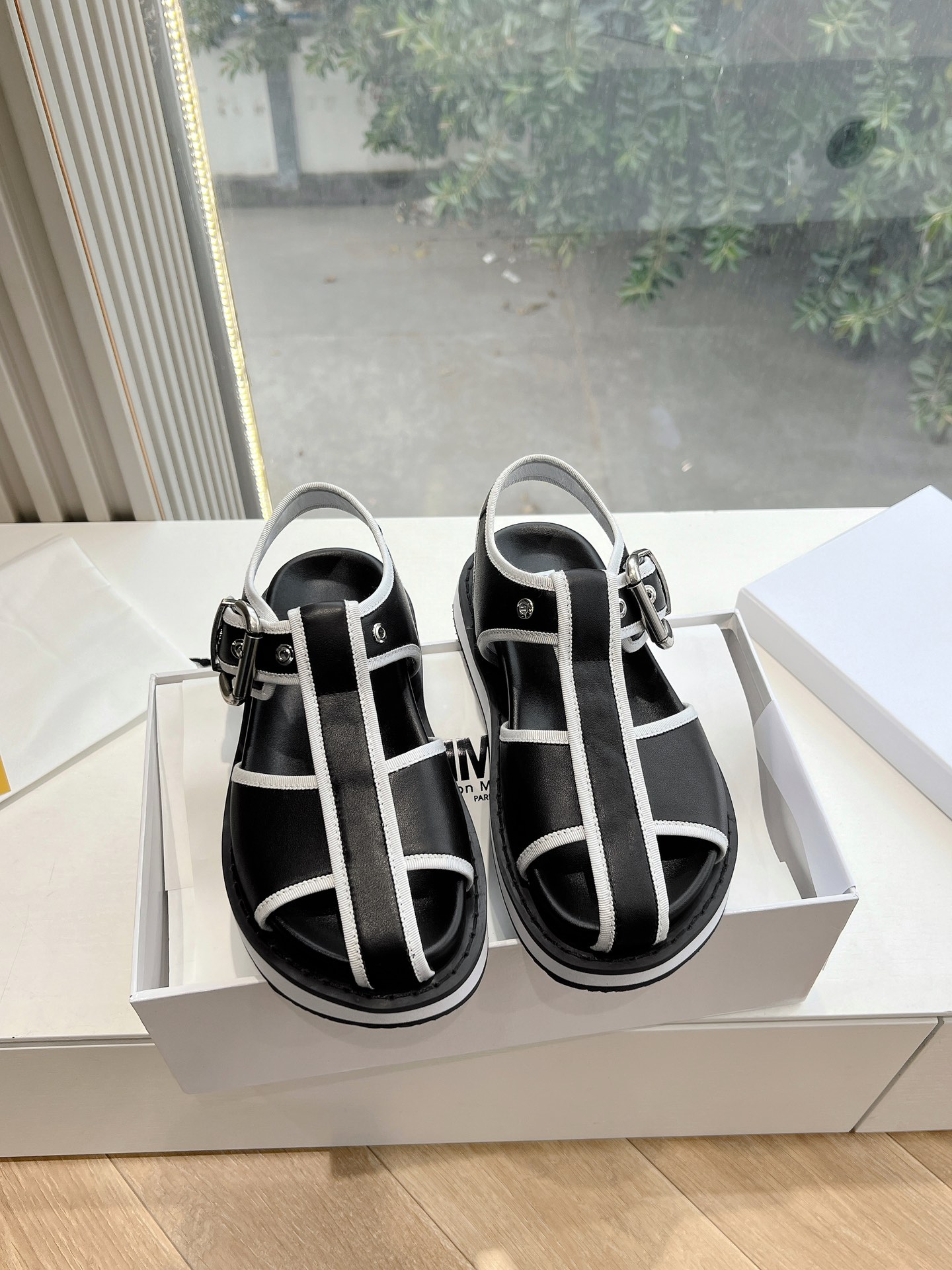 NO:173492,(Exclusive top level) Purchase level Maison Margiela MM6 2025 new product highest version buyer purchase 1:1 perfect replica Pig cage shoes sandals original open mold double-layer sole The original cover shoe shape is very generous and easy to control with various styles The boon of small short legs The upper body instantly becomes big and long legs, the upper foot is not restricted by routine, be yourself as you like ~ The fried chicken on the feet is soft and comfortable, the upper imported cowhide inner original leather, the original sole Size women's size 35-40 (40 customization, no return or replacement), sandals, masion margiela, sandals, cowhide19860909（独家顶级） 代购级别 Maison Margiela 玛吉拉MM6家2025新品最高版本买手代购1:1完美复刻 猪笼鞋凉鞋原版开模双层鞋底 原版套楦鞋型很大方 搭配各种风格都轻松驾驭 小短腿的福音 上身瞬间秒变大长腿 上脚不被常规所拘束,随心所欲做自己～上脚炒鸡柔软舒适 鞋面进口牛皮 内里原版真皮 大底原版鞋底 Size女码35-40（40定制不退不换),凉鞋,masion margiela,sandals,cowhide,Women's Shoes