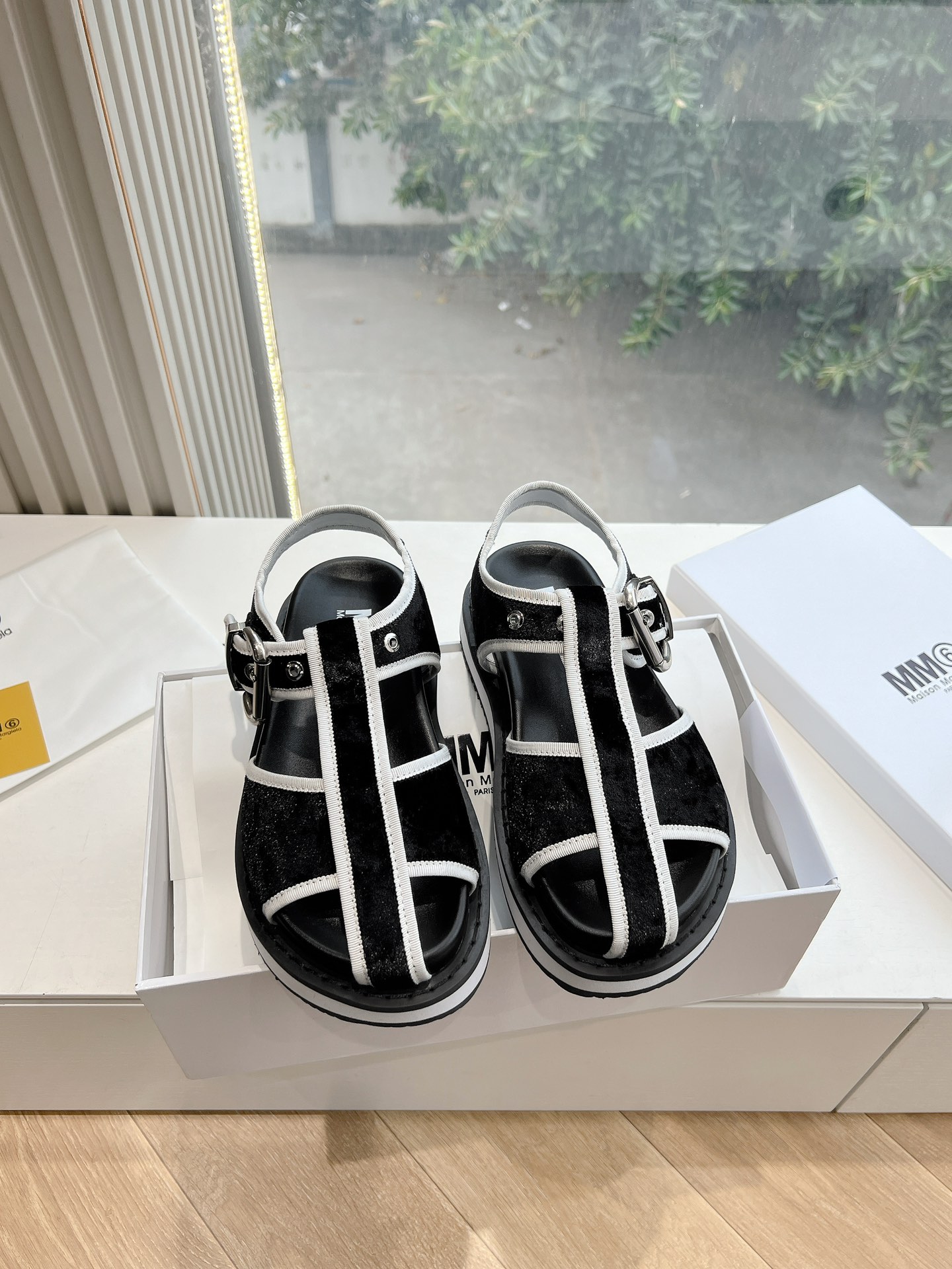 NO:173495,(Exclusive top level) Purchase level Maison Margiela MM6 2025 new product highest version buyer purchase 1:1 perfect replica Pig cage shoes sandals original open mold double-layer sole The original cover shoe shape is very generous, easy to control with various styles The boon of small short legs The upper body instantly becomes big and long legs, the upper foot is not restricted by routine, be yourself as you like ~ The fried chicken on the feet is soft and comfortable The upper upper surface original cloth, the inner original leather, the original sole of the big sole Size women's size 35-40 (40 no return or replacement), sandals, masion margiela, sandals19860909（独家顶级） 代购级别 Maison Margiela 玛吉拉MM6家2025新品最高版本买手代购1:1完美复刻 猪笼鞋凉鞋原版开模双层鞋底 原版套楦鞋型很大方 搭配各种风格都轻松驾驭 小短腿的福音 上身瞬间秒变大长腿 上脚不被常规所拘束,随心所欲做自己～上脚炒鸡柔软舒适 鞋面原版布面 内里原版真皮 大底原版鞋底 Size女码35-40（40不退不换),凉鞋,masion margiela,sandals,Women's Shoes