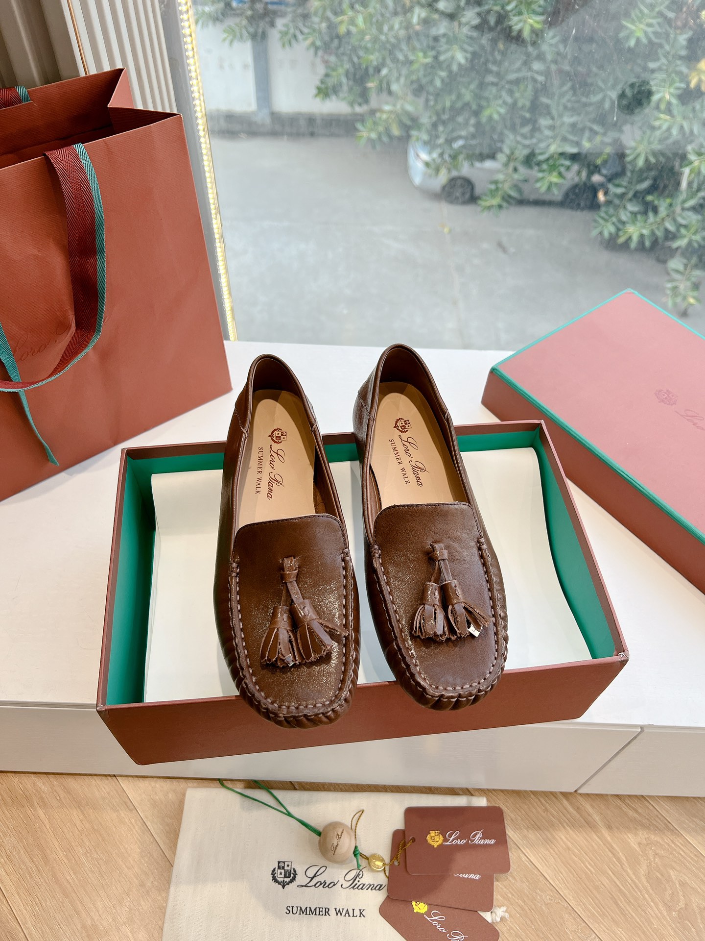 NO:759341,High-end leather cover (with full package) Purchasing agent level ·The quality of the official website’s classic popular tassel beanie loafers can be seen in the picture. This is the legendary pair that can walk 20,000 steps without getting tired. This pair has both good looks and feel. You will be completely lost as soon as you put it on. The minimalist design is eye-catching and durable, and it is a bonus for outfits.  The soft foot feel and texture are outstanding, and it will not scratch your feet. They are very nice. They are matched with soft and waxy soles. They can be worn for daily use for a long time without getting tired. Imported top-grade customized calfskin/imported deerskin, original cowhide with full lining, original outsole: women's size - (/Customized, non-returnable)), loafers, loafers, cowhide19860909高版本皮面（配置全套包装） 代购级 ·官网经典爆款流苏豆豆乐福鞋品质如图可见 这就是传说走两万步都不会累脚的这双把颜值和脚感都拿捏住了,上脚一走就会被彻底沦陷～极简的设计吸睛耐看,穿搭加分项呀 软乎乎的脚感质感出众,不会磨脚就很nice搭配软软糯糯的鞋底,日常通行久穿不累哦 进口顶级定制小牛皮/进口鹿皮 原版牛皮全内里 原版大底 :女码- (/定制不退换））,乐福鞋,loafers,cowhide,Women's Shoes