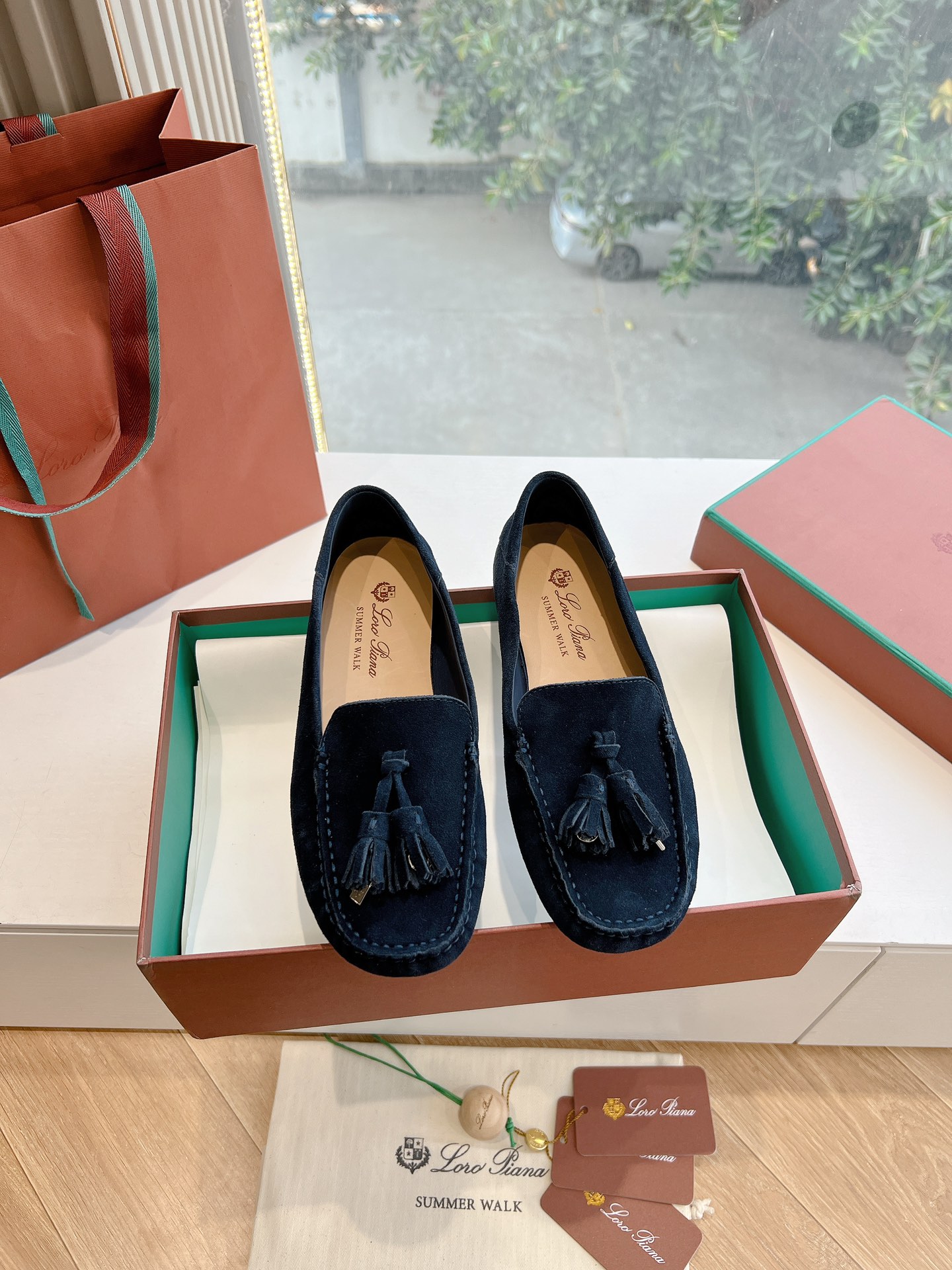 NO:759283,High-end version of deerskin (with complete package) Purchasing agent grade ·The quality of the official website’s classic popular fringed beanie loafers can be seen in the picture. This is the legendary pair that can walk 20,000 steps without getting tired. This pair has both good looks and feel. You will be completely lost as soon as you put it on. The minimalist design is eye-catching and durable, and it is a bonus when wearing it.  The soft foot feel and texture are outstanding, and it will not scratch your feet. They are very nice. They are matched with soft and waxy soles. They can be worn for daily use for a long time without getting tired. Imported top-grade customized calfskin/imported deerskin, original cowhide with full lining, original outsole: women's size - (/Customized, non-returnable)), loafers, loafers, cowhide19860909高版本鹿皮（配置全套包装） 代购级 ·官网经典爆款流苏豆豆乐福鞋品质如图可见 这就是传说走两万步都不会累脚的这双把颜值和脚感都拿捏住了,上脚一走就会被彻底沦陷～极简的设计吸睛耐看,穿搭加分项呀 软乎乎的脚感质感出众,不会磨脚就很nice搭配软软糯糯的鞋底,日常通行久穿不累哦 进口顶级定制小牛皮/进口鹿皮 原版牛皮全内里 原版大底 :女码- (/定制不退换））,乐福鞋,loafers,cowhide,Women's Shoes