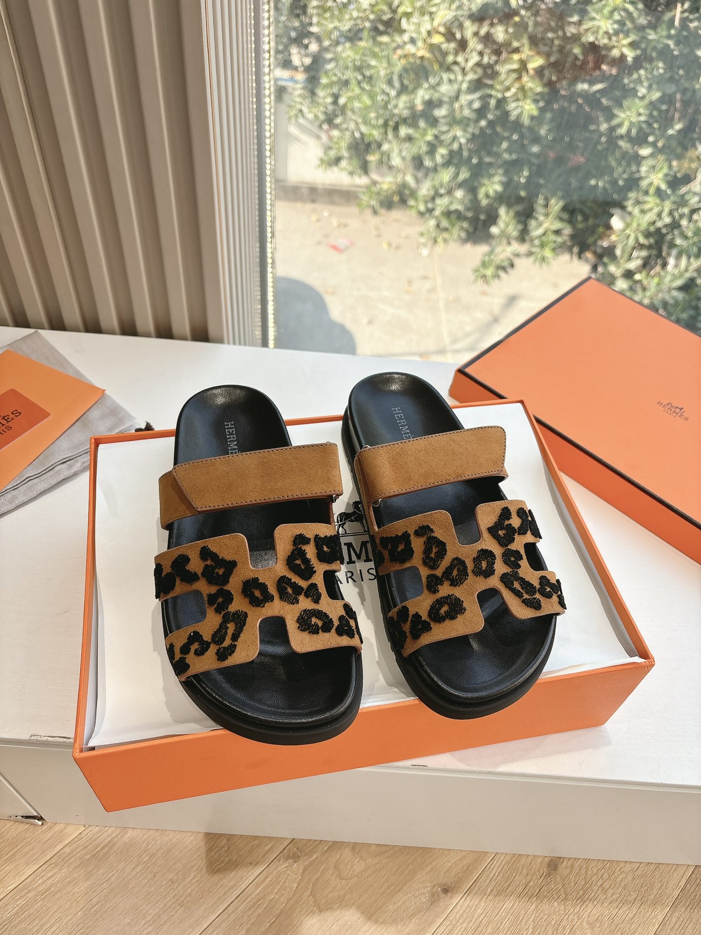 NO:167291,Men's size 40 G Purchase Level WYSIWYG G033HERMES Hermes | The latest big H buckle buckle Erjiu slippers genuine leather injection molded sole Classic style with cloud-feet or paired with socks, they are all fashionable and not as fashionable as they are super cute. In summer, you really need versatile slippers. They look good no matter how you match them, and the casual and advanced feel is also great. They are matched with various colored socks, which are very fashionable. Super good-looking and versatile. Imported original cowhide leather, inner cowhide, outsole genuine leather midsole combination sole size for women 35-41 men's size 40-46 (40.41 order note for men and women, 45.46 customization, no return or exchange), slippers, hermes, hermes, slippers, cowhide, socks19860909男码40 G代购级别所见即所得G033HERMES爱马仕| 最新款大H扣人字扣二舅拖鞋真皮注塑鞋底 经典款踩云脚感,光脚或者搭配个袜子穿,都时髦的不行哦超可爱 夏天真的太需要百搭拖鞋了,怎么搭配都好看,随意且高级的感觉舒适度也很棒,搭配各种彩色袜子,潮爆了 超好看百搭 鞋面进口原版牛皮 内里牛皮 大底真皮中底组合鞋底 码数女35-41男码40-46(40.41下单备注男女,45.46定制不退不换),拖鞋,hermes,hermes,slippers,cowhide,socks,Women's Shoes