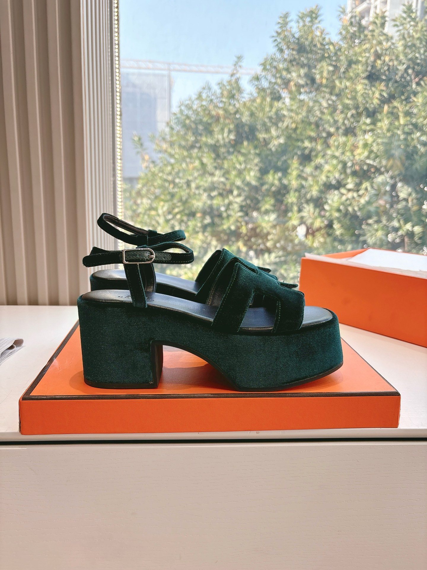 🌾G038代购级别所见即所得G033HERMES爱马仕| 2025 𝐬𝐬最新款大H厚底凉鞋经典款踩云脚感