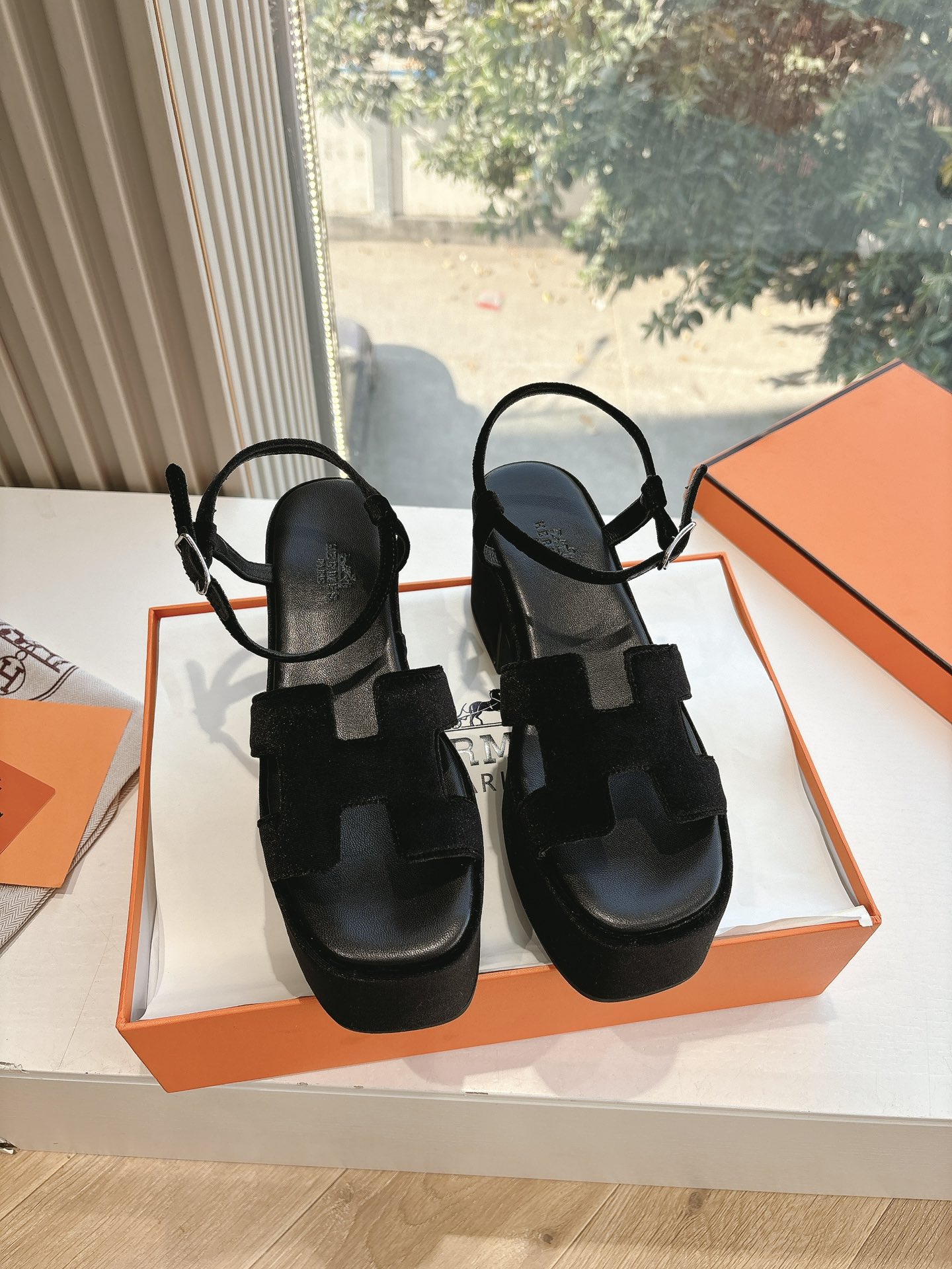 🌾G038代购级别所见即所得G033HERMES爱马仕| 2025 𝐬𝐬最新款大H厚底凉鞋经典款踩云脚感