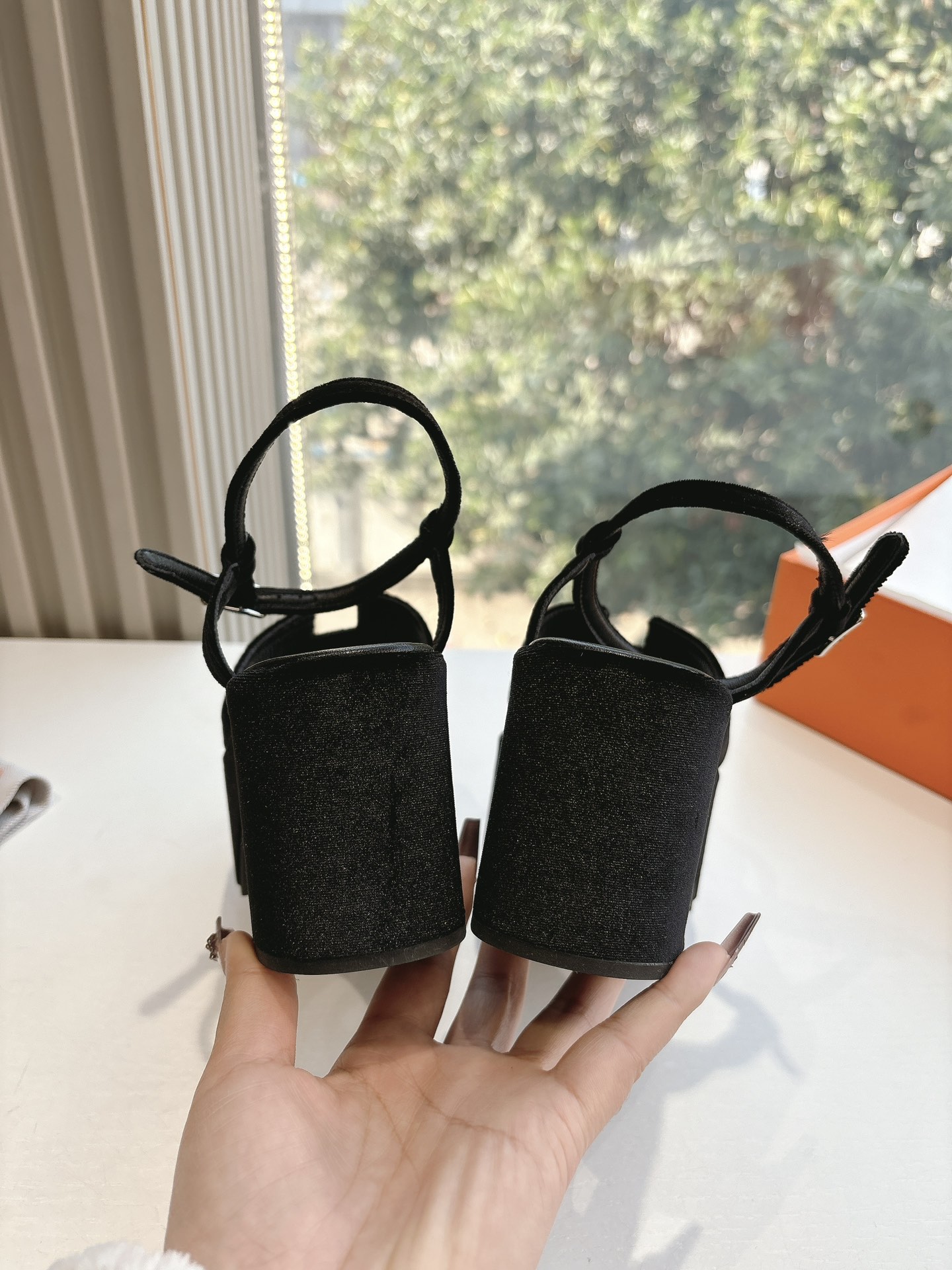 🌾G038代购级别所见即所得G033HERMES爱马仕| 2025 𝐬𝐬最新款大H厚底凉鞋经典款踩云脚感