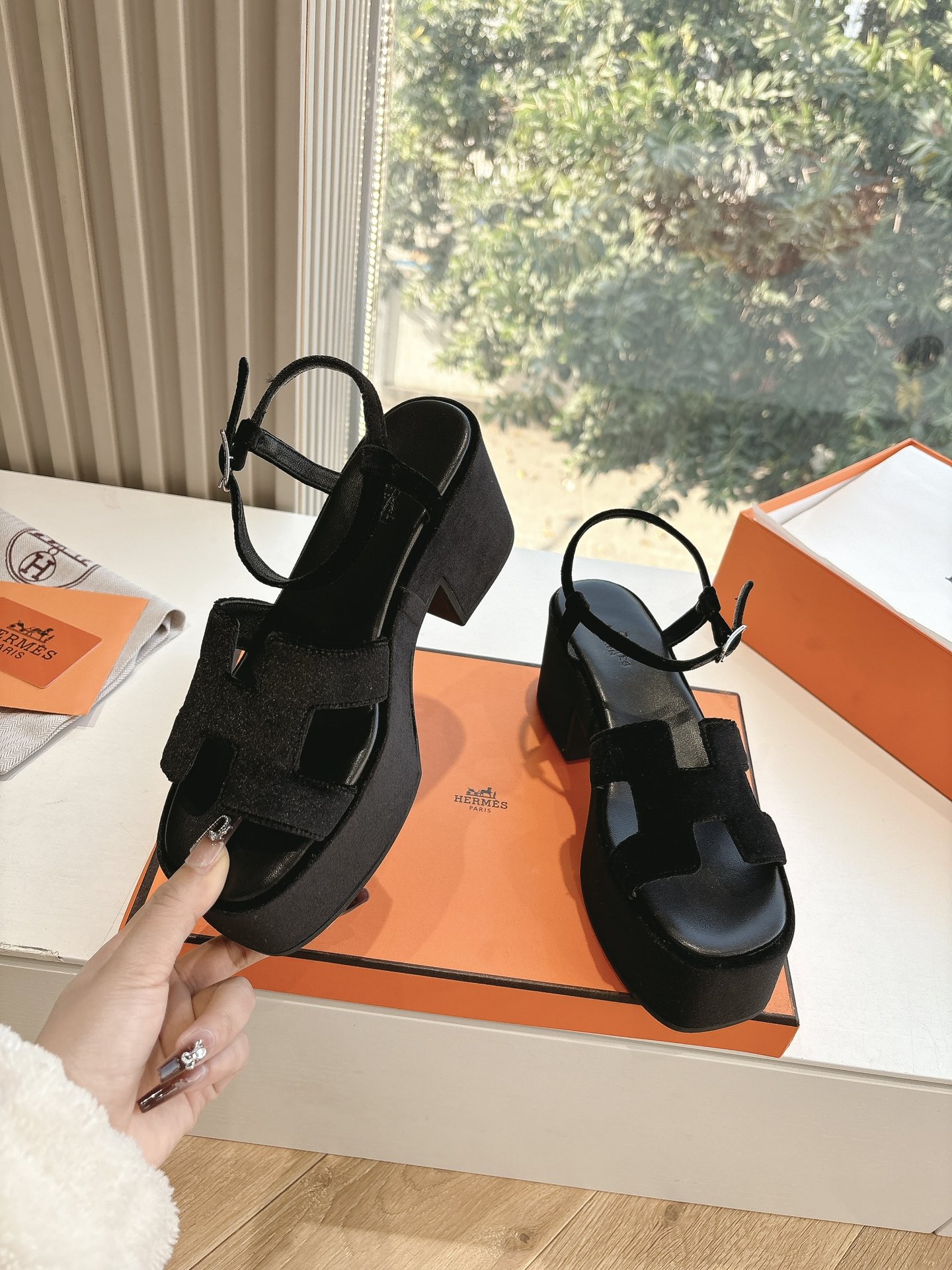 🌾G038代购级别所见即所得G033HERMES爱马仕| 2025 𝐬𝐬最新款大H厚底凉鞋经典款踩云脚感