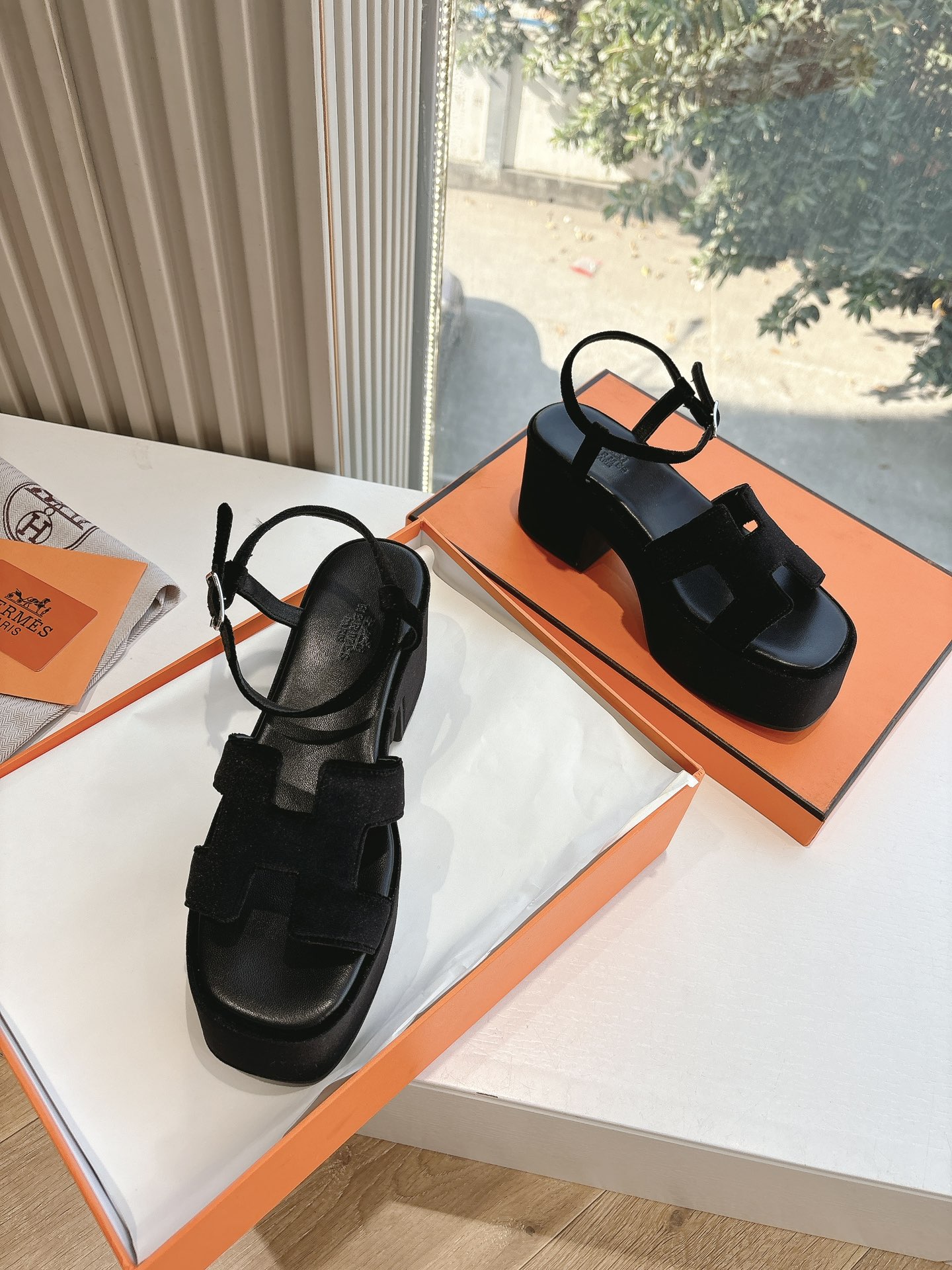 🌾G038代购级别所见即所得G033HERMES爱马仕| 2025 𝐬𝐬最新款大H厚底凉鞋经典款踩云脚感
