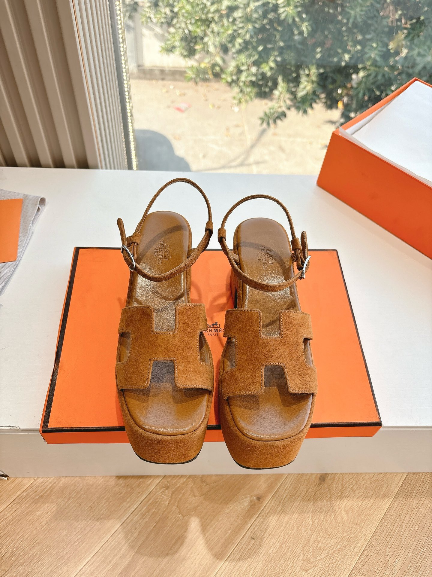 🌾G038代购级别所见即所得G033HERMES爱马仕| 2025 𝐬𝐬最新款大H厚底凉鞋经典款踩云脚感