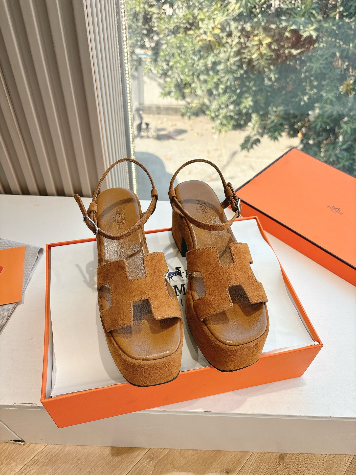 🌾G038代购级别所见即所得G033HERMES爱马仕| 2025 𝐬𝐬最新款大H厚底凉鞋经典款踩云脚感