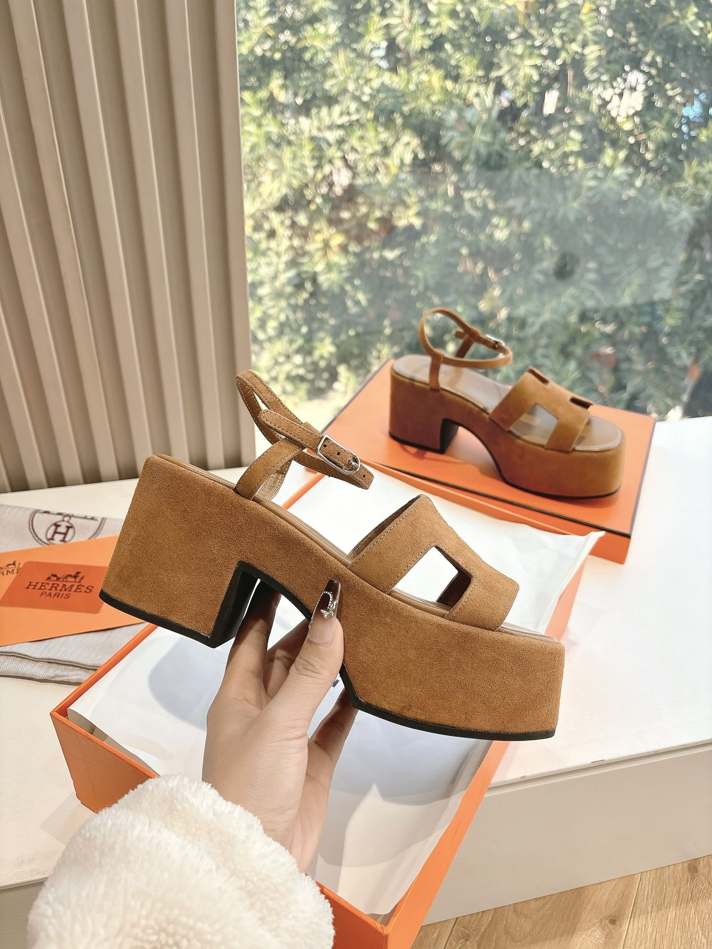NO:129583,G038 Purchase level WYSIWYG G033HERMES Hermes | 2025 Latest large H thick-soled sandals Classic style with cloud-feet feel, barefoot or paired with socks, they are all fashionable and not as fashionable as they are super cute. In summer, you really need versatile slippers. They look good no matter how you match them, and the casual and advanced feel is also great. They are matched with various colored socks, which is very fashionable. Super beautiful and versatile. Velvet upper and original soles. Size 35-41 for women (40.41 customization, no return or replacement), sandals, hermes, hermes, sandals, slippers, socks19860909G038代购级别所见即所得G033HERMES爱马仕| 2025 最新款大H厚底凉鞋 经典款踩云脚感,光脚或者搭配个袜子穿,都时髦的不行哦超可爱 夏天真的太需要百搭拖鞋了,怎么搭配都好看,随意且高级的感觉舒适度也很棒,搭配各种彩色袜子,潮爆了 超好看百搭 鞋面丝绒 大底原版鞋底 码数女35-41(40.41定制不退不换),凉鞋,hermes,hermes,sandals,slippers,socks,Women's Shoes
