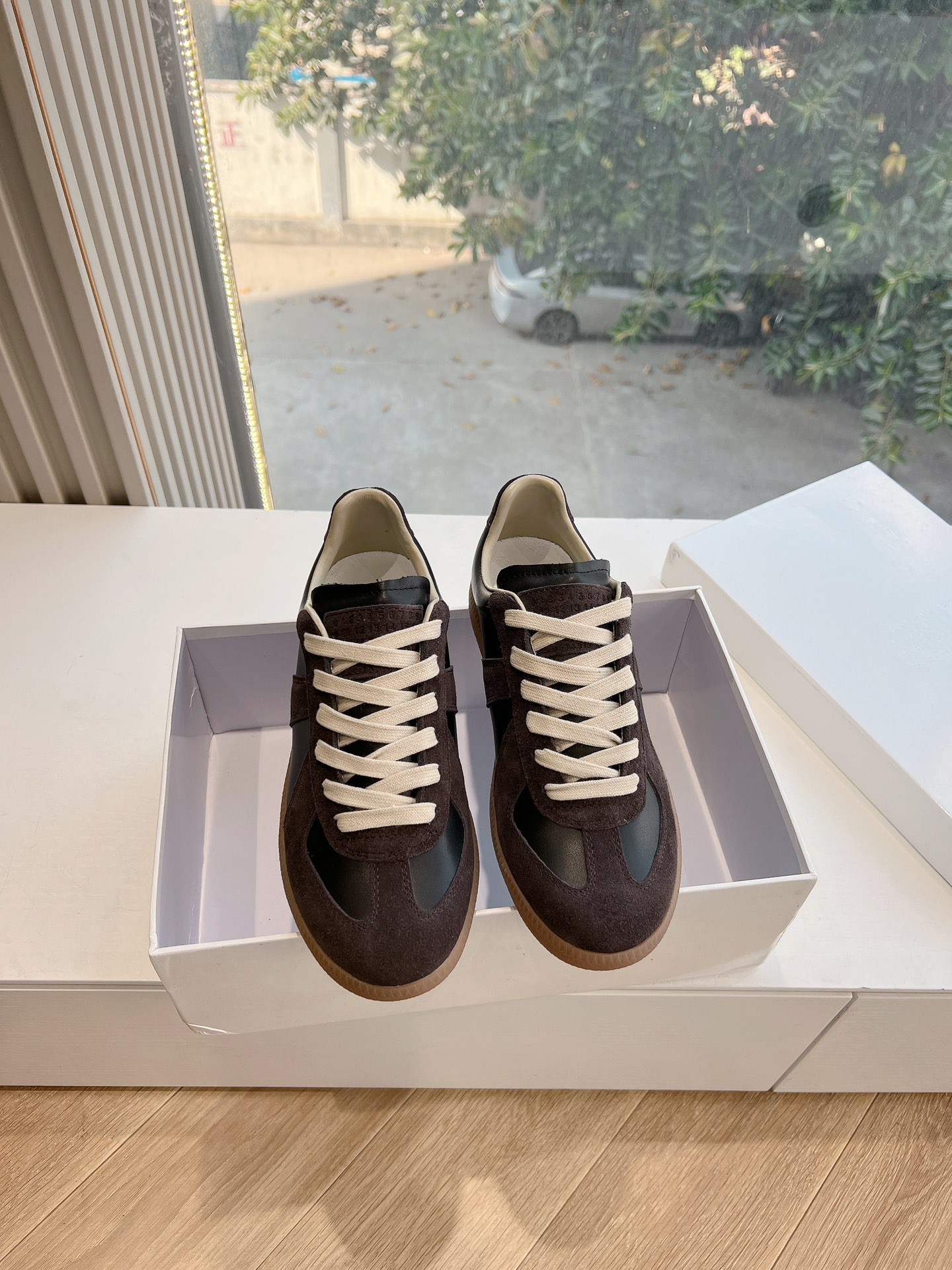 NO:171739,G035 top version Purchase level Maison Margiela MM6 German training casual shoes genius designer brand, a light luxury brand is very versatile and comfortable to the feet. This German training shoe continues the classic T-shaped genuine leather splicing design. After many careful improvements by the design team, it is just to let you experience the most original military flavor. The soft and delicate characteristics of the top layer cowhide and the texture of cow leather make it have super high softness and comfort, while maintaining good breathability and comfort and texture parallel, so as to easily control any matching of all seasons. Fabric cowhide inner sheepskin Size: 35-40 Women 39/45 Men (45 Customized No Return or Exchange), casual shoes/sports shoes, masion margiela, sneakers, cowhide, sheepskin19860909G035顶级版本 代购级别 MaisonMargiela MM6德训休闲鞋鬼才设计师品牌,一个轻奢品牌上脚很百搭哦,也很随脚舒适,这一款德国训练鞋延续了经典的T形真皮拼接设计,经过设计团队多次的精心改良,只为让您体验最原始的军旅味道,头层牛皮柔软细腻的特点与牛反绒牛皮的质感相结合使其既有超高的柔软舒适度,又同时保持不错的透气性能舒适与质感并行,轻松驾驭四季穿着任何搭配. 面料牛皮 内里羊皮 码数:35-40女 39/45男（45定制不退不换）,休闲鞋/运动鞋,masion margiela,sneakers,cowhide,sheepskin,Women's Shoes