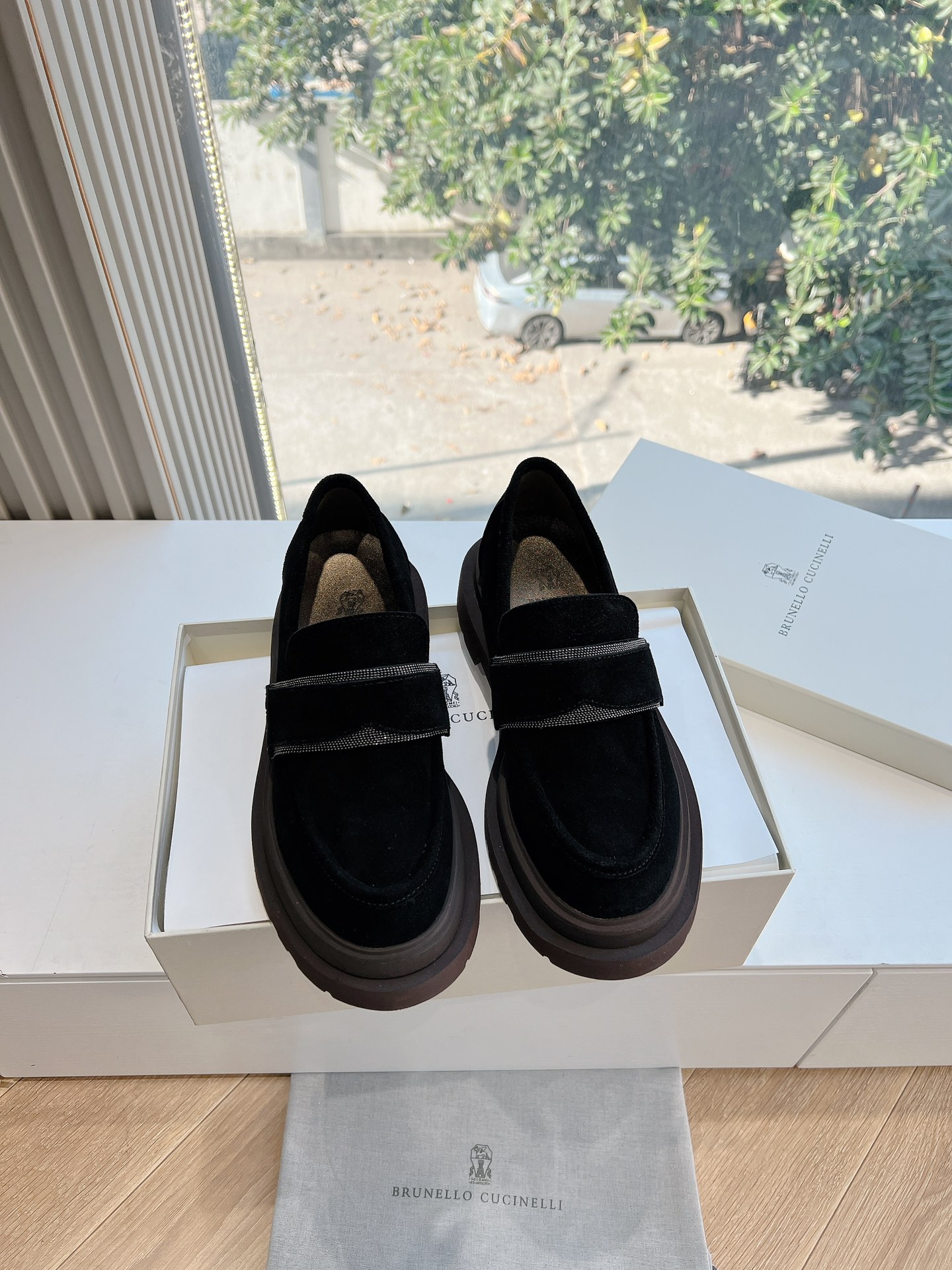Baskets Brunello Cucinelli en daim avec perles, doublées et épaissies, mocassins à semelle épaisse, style old money et luxe discret