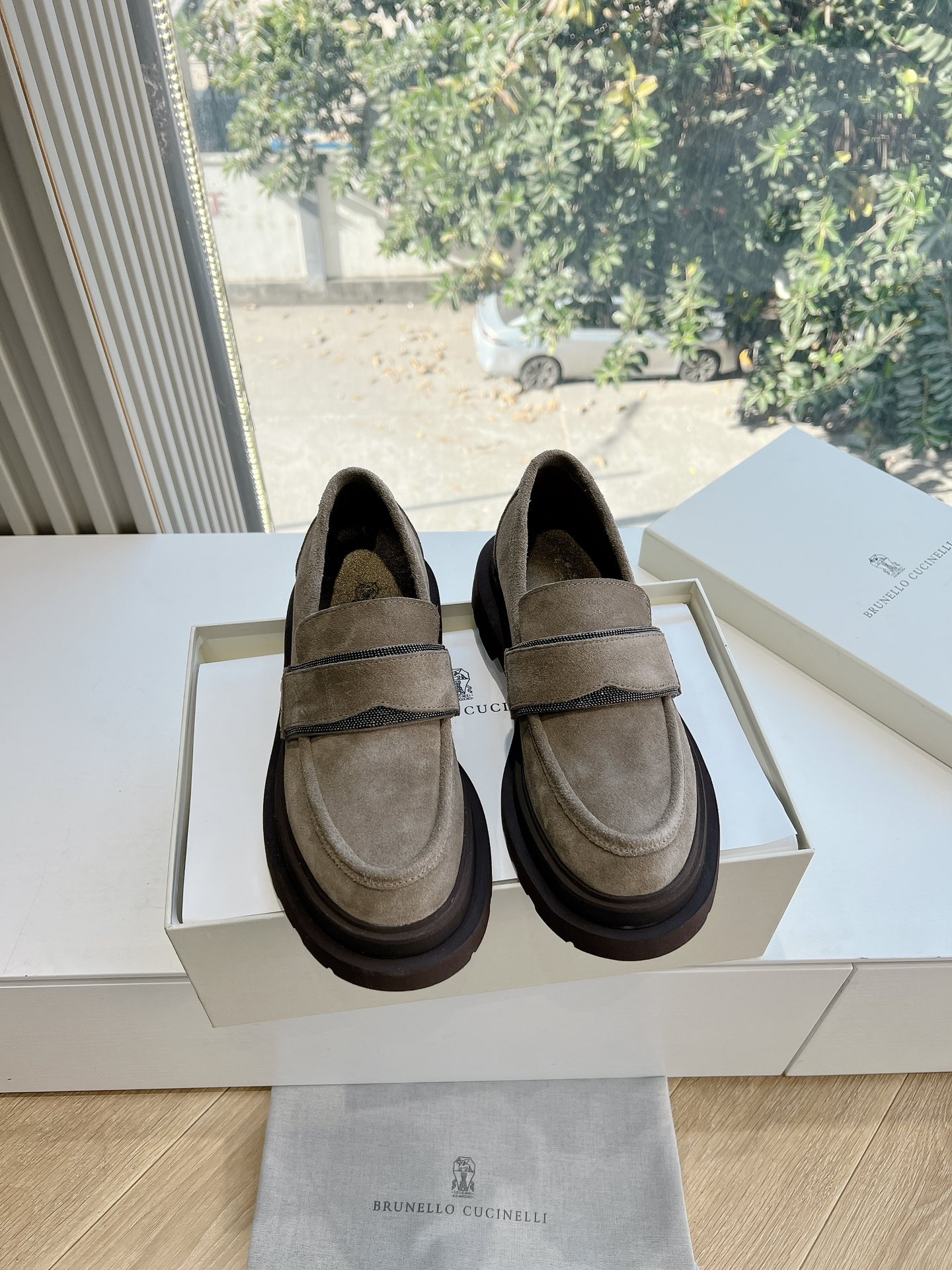 Baskets Brunello Cucinelli en daim avec perles, doublées et épaissies, mocassins à semelle épaisse, style old money et luxe discret