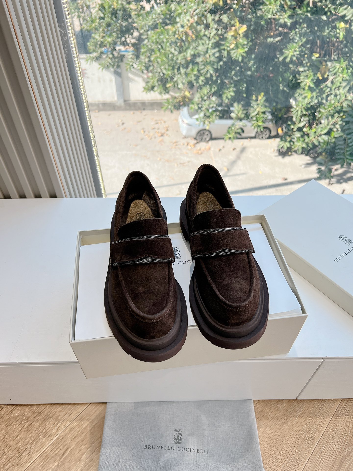 Baskets Brunello Cucinelli en daim avec perles, doublées et épaissies, mocassins à semelle épaisse, style old money quiet luxury