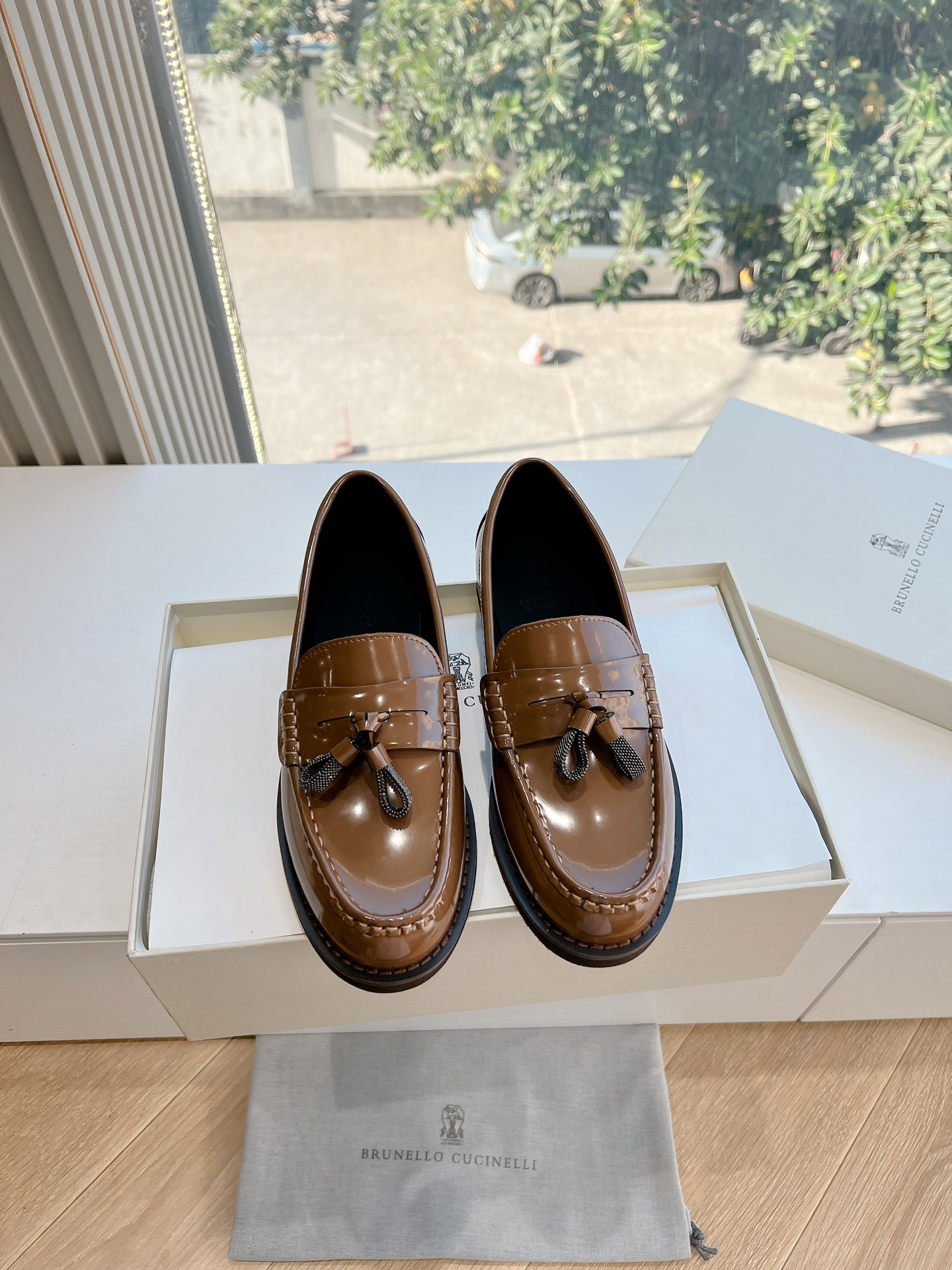 Baskets Brunello Cucinelli en daim avec perles, doublées et épaissies, mocassins à semelle épaisse, style old money et luxe discret