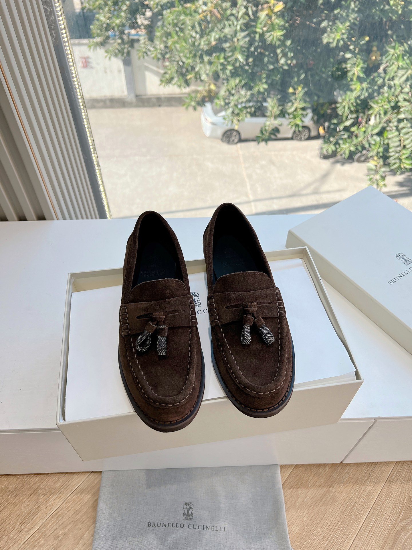 Baskets Brunello Cucinelli en daim avec perles, doublées et épaissies, mocassins à semelle épaisse, style old money et luxe discret