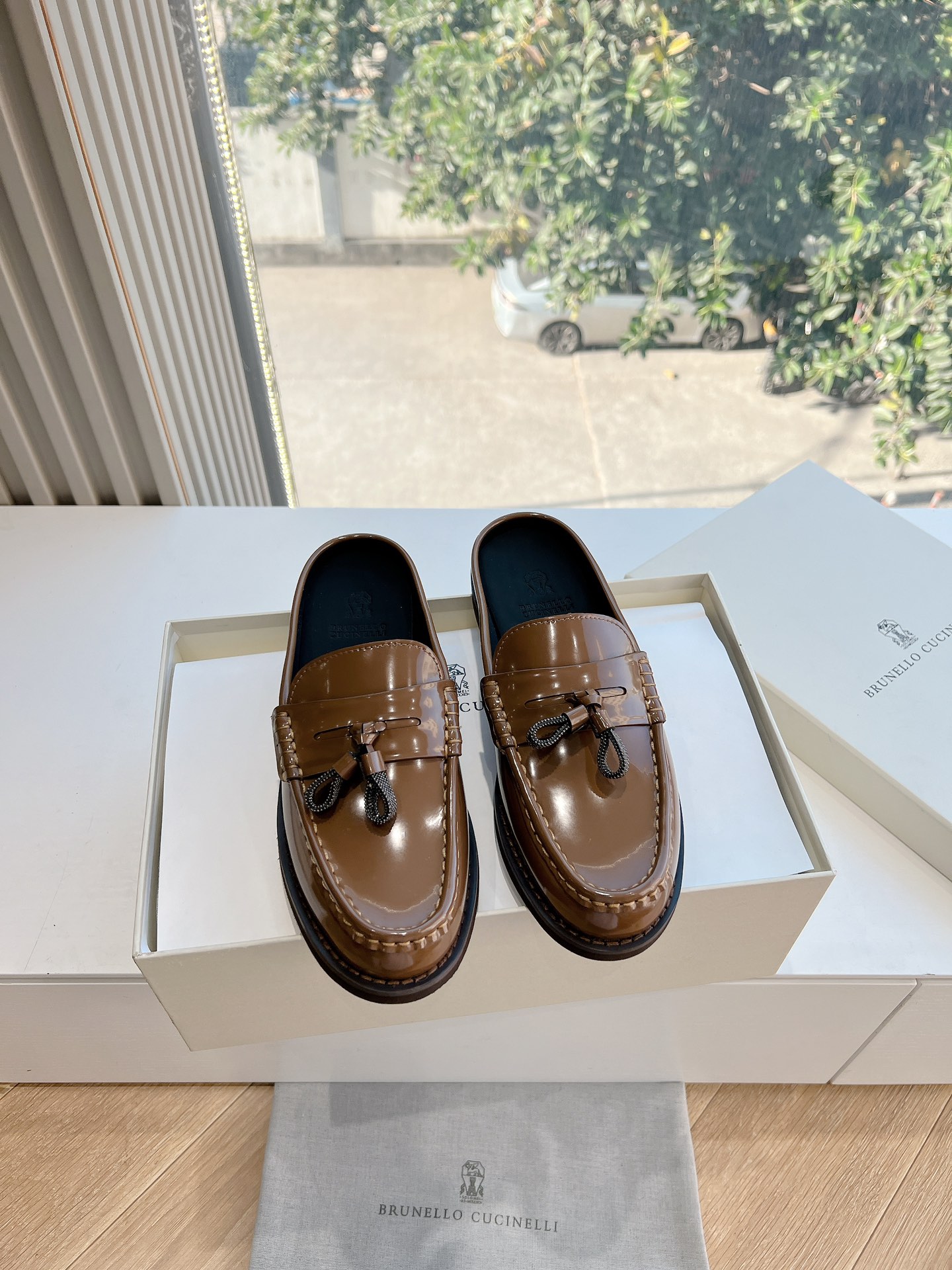 Baskets Brunello Cucinelli en daim avec perles, doublées et épaissies, mocassins à semelle épaisse, style old money et luxe discret