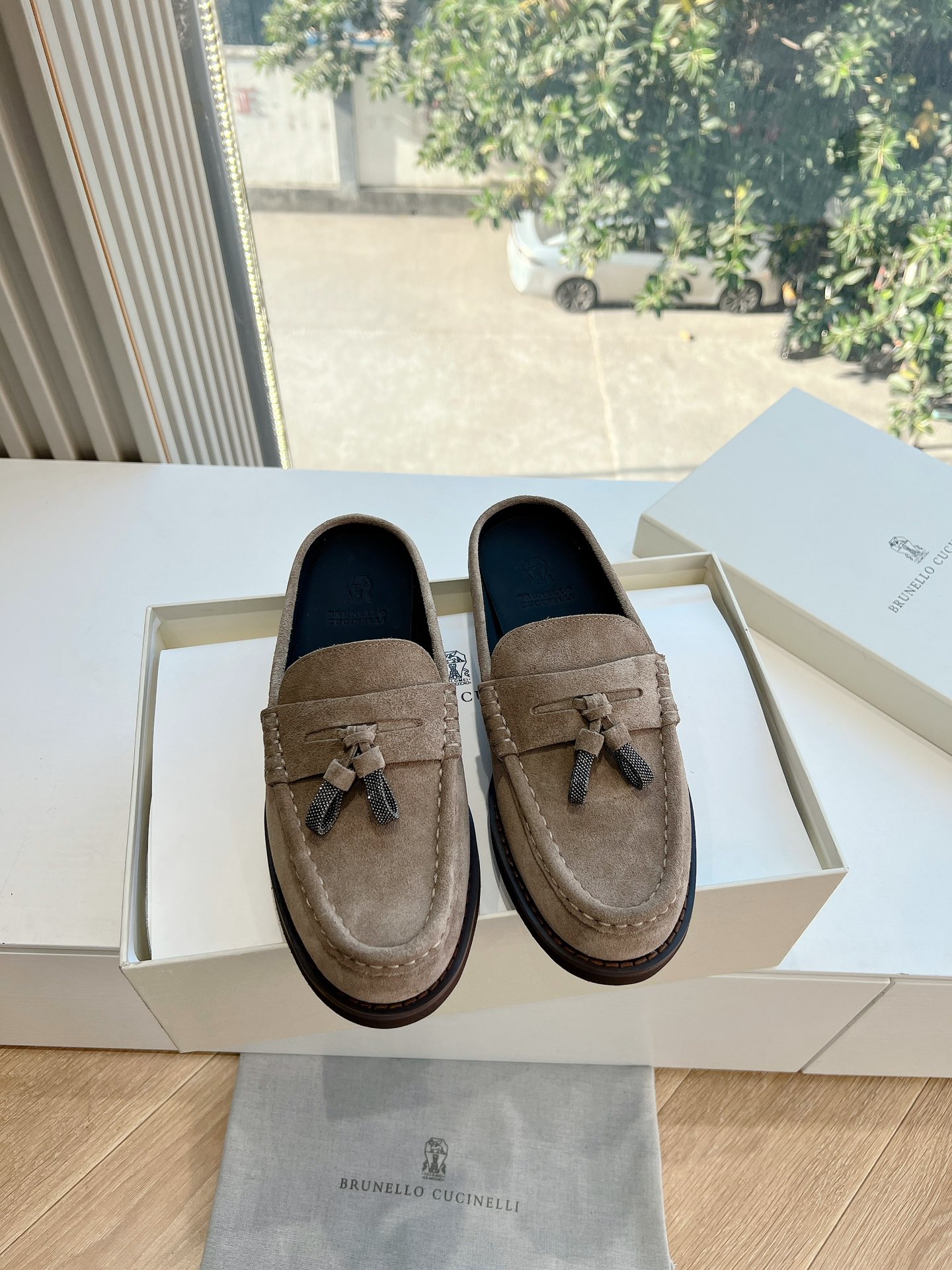 Baskets Brunello Cucinelli en daim avec perles, doublées et épaissies, mocassins à semelle épaisse, style old money et luxe discret