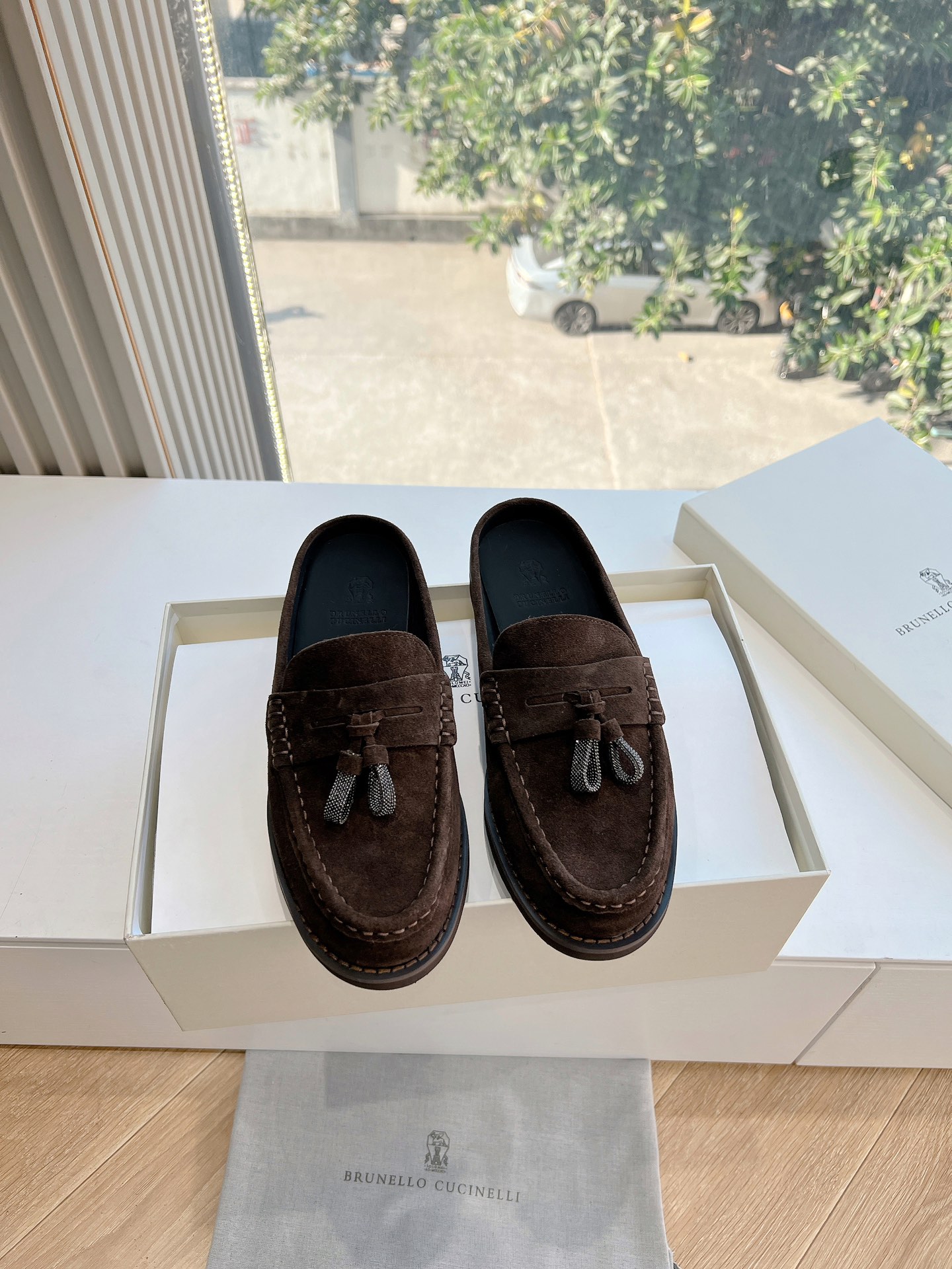 Baskets Brunello Cucinelli en daim avec perles, doublées et épaisses, mocassins à semelle épaisse, style old money et luxe discret