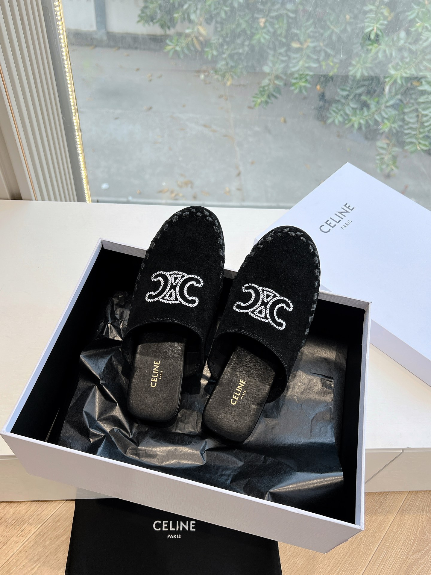 NO:164595,What you see is what you get G009Celine Arc de Triomphe 25ss Spring and Summer New Baotou semi-torch!  Celine Arc de Triomphe 25ss Spring and summer new style Baotou semi-torque Muller slippers are full of high-end feel. Internet celebrity ins grass planting artifact, very retro style, full of aura, very novel design style, high-end and very comfortable. The imprinted celine logo highlights the brand charm. Fabric cowhide, inner cowhide, leather sole, size 35-40 (40 customization, no return or replacement), semi-torque, celine, slippers, cowhide19860909所见即所得G009Celine 凯旋门 25ss 春夏新款 包头半拖！Celine凯旋门 25ss 春夏新款 包头半拖穆勒拖鞋高级感十足 网红ins 种草神器、非常复古风、气场十足单品、设计风格非常新颖、高档且非常舒适.压印celine 标志彰显品牌魅力 面料牛皮磨砂 内里牛皮 鞋底真皮 尺码35-40(40定制不退不换),半拖,celine,slippers,cowhide,Women's Shoes