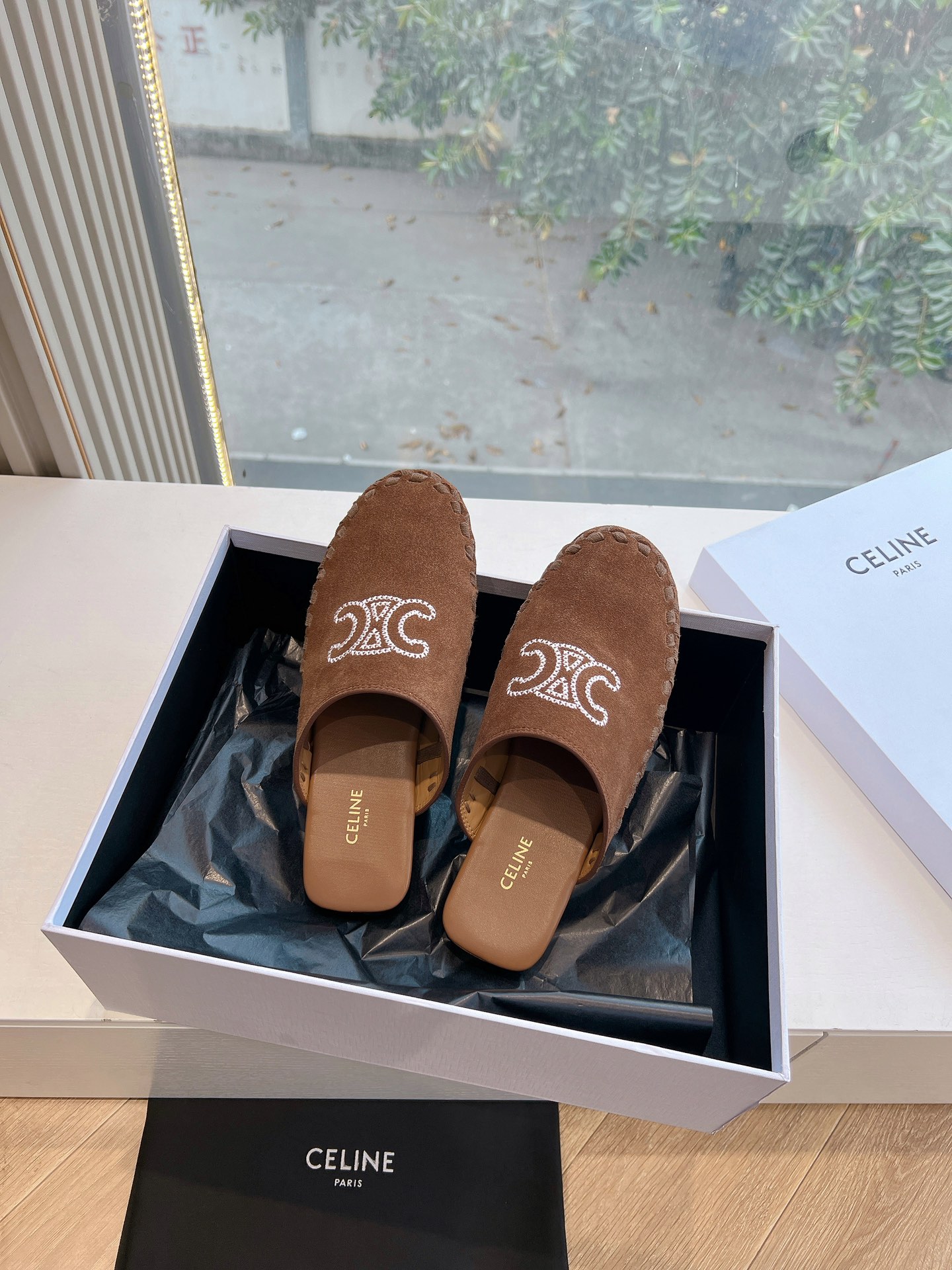 NO:164597,What you see is what you get G009 Celine Arc de Triomphe 25ss Spring and Summer New Baotou semi-torch!  Celine Arc de Triomphe 25ss Spring and summer new style Baotou semi-torque Muller slippers are full of high-end feel. Internet celebrity ins grass planting artifact, very retro style, full of aura, very novel design style, high-end and very comfortable. The imprinted celine logo highlights the brand charm. Fabric cowhide, inner cowhide, leather sole, size 35-40 (40 customization, no return or replacement), semi-torque, celine, slippers, cowhide19860909所见即所得G009 Celine 凯旋门 25ss 春夏新款 包头半拖！Celine凯旋门 25ss 春夏新款 包头半拖穆勒拖鞋高级感十足 网红ins 种草神器、非常复古风、气场十足单品、设计风格非常新颖、高档且非常舒适.压印celine 标志彰显品牌魅力 面料牛皮磨砂 内里牛皮 鞋底真皮 尺码35-40(40定制不退不换),半拖,celine,slippers,cowhide,Women's Shoes