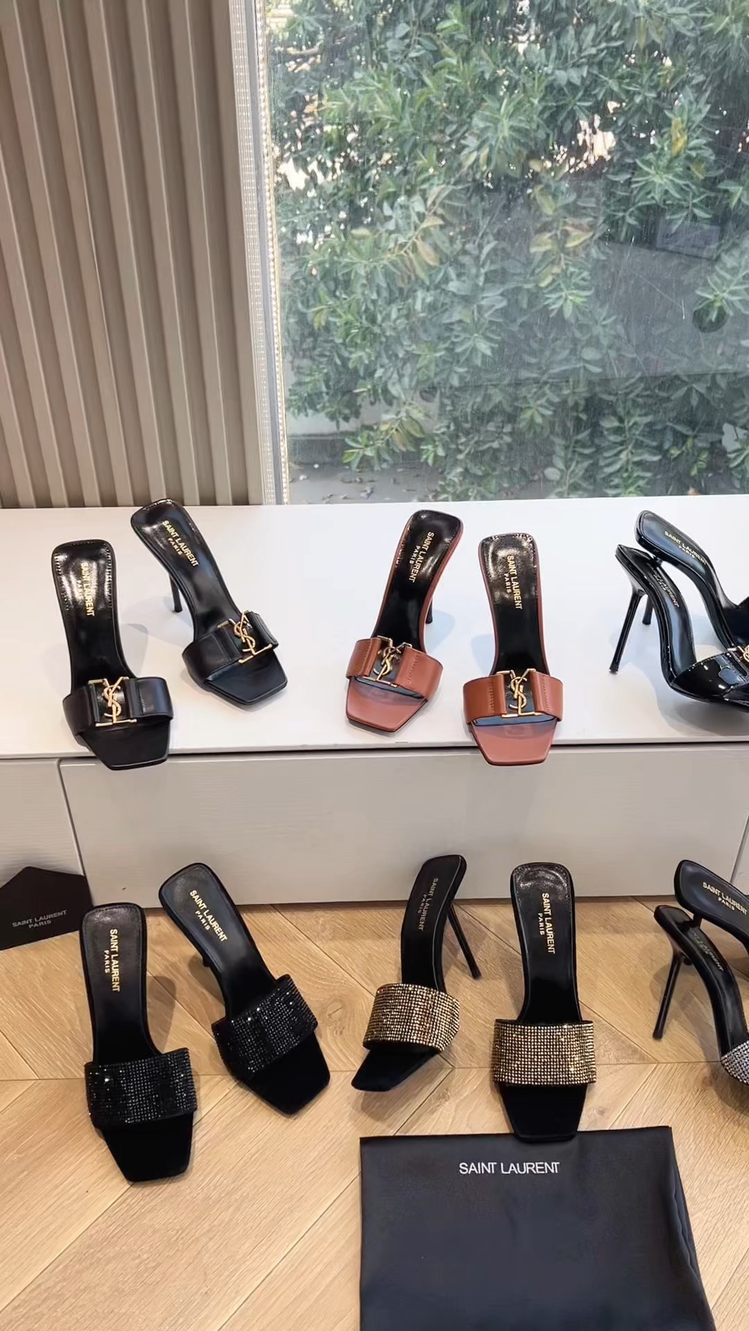 נעלי עקב Yves Saint Laurent עם רצועות מעוצבות וקישוטי מתכת יוקרתיים