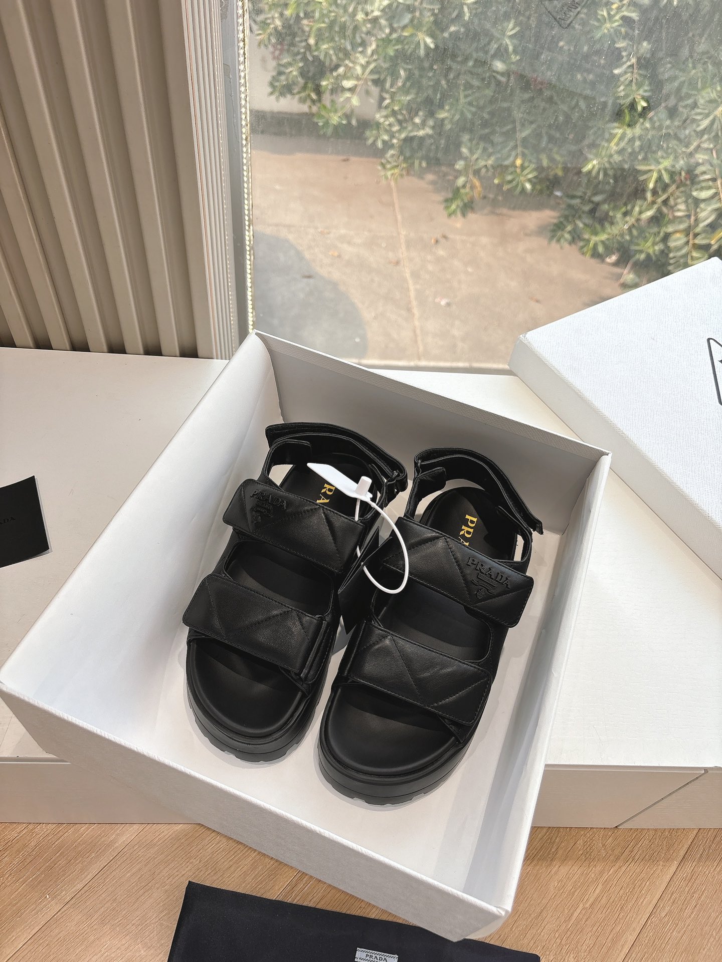 NO:234633,(Top version) 25ss- Prada Prada Boken Bread Shoes 2025 Spring and Summer New Thick-soled Sandals Slippers Velcro Triangle Button Bread toe Half Slippers Latest Show Series Classic Upgrade Comfort and Fashion Couple Each color matches well, design and matching with different styles. Original cowhide of cowhide (original buttons) Lift: Original customization Outsole foamed ultra-light sole Shoe size: 35-41 (40.41 customization without return or replacement), sandals, prada, prada, sandals, slippers, cowhide19860909（顶级版本） 25ss- Prada 普拉达博肯面包鞋2025春夏新款厚底凉鞋拖鞋魔术贴三角扣面包包头半拖鞋 最新走秀系列 经典升级 舒适度与时髦度并存 每个颜色搭配都好看,设计搭配不同风格需求 鞋面原版牛皮 (原版扣子) 内里: 原版定制 大底发泡超轻鞋底 鞋码: 35-41(40.41定制不退不换),凉鞋,prada,prada,sandals,slippers,cowhide,Women's Shoes