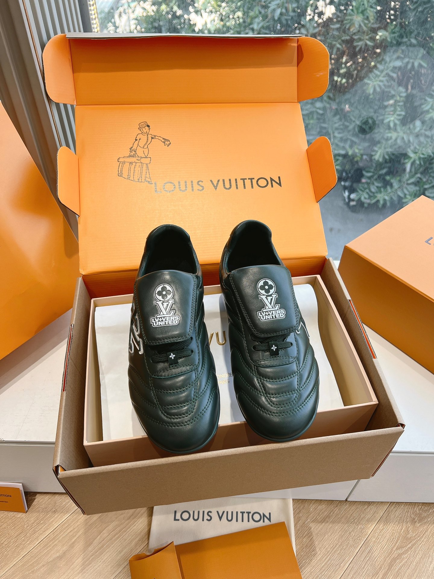 NO:234623,(Top version) The LV Footprint Soccer sneakers launched at the Spring and Summer 2025 show are the first football-inspired runway designed by Pharrell Williams, and are finally available at the end of this month. The model itself is rather sturdy, with a lace calfskin on the upper and a padded rubber outsole while still maintaining the outstanding code of Vaderton. The “LVERSUNITED” icon meets the double-slit LV letters and comes in five colors “Black,” “White,” “Blue,” “Red” and “Forest Green” Notably, the label and associated logos and floral logo patterns are stretched to create a five-toe footprint on the sole so that the wearer can leave a subtle LV seal on the soft ground; fabric original cowhide inner lining original inner lining  Size 35-45 (39.40 Order Notes for Men and Women) 45 Customized No Return or Exchange, Casual Shoes/Sports Shoes, Louis vuitton, Versace, Sneakers, Cowhide19860909（顶级版本）所见即所得2025年春夏秀场上推出的 LV Footprint Soccer 运动鞋是 Pharrell Williams 设计的第一款以足球为灵感的运跑道上揭幕,终于在本月底上架了. 该模型本身相当坚固,鞋面有花边小牛皮和衬垫橡胶外底,同时仍然保持了威登的杰出代码. “LVERSUNITED”图标与双缝LV 字母相遇,有五种颜色“黑色”、“白色”、“蓝色”、“红色”和“森林绿色”值得注意的是,标签和相互关联的标志和花卉标志图案被拉伸,在鞋底上创造一个五脚趾脚印,以便佩戴者可以在柔软的地面上留下微妙的LV印章； 面料原版牛皮 内里原版内里 尺码35-45(39.40下单备注男女)45定制不退不换,休闲鞋/运动鞋,louis vuitton,versace,sneakers,cowhide,Women's Shoes