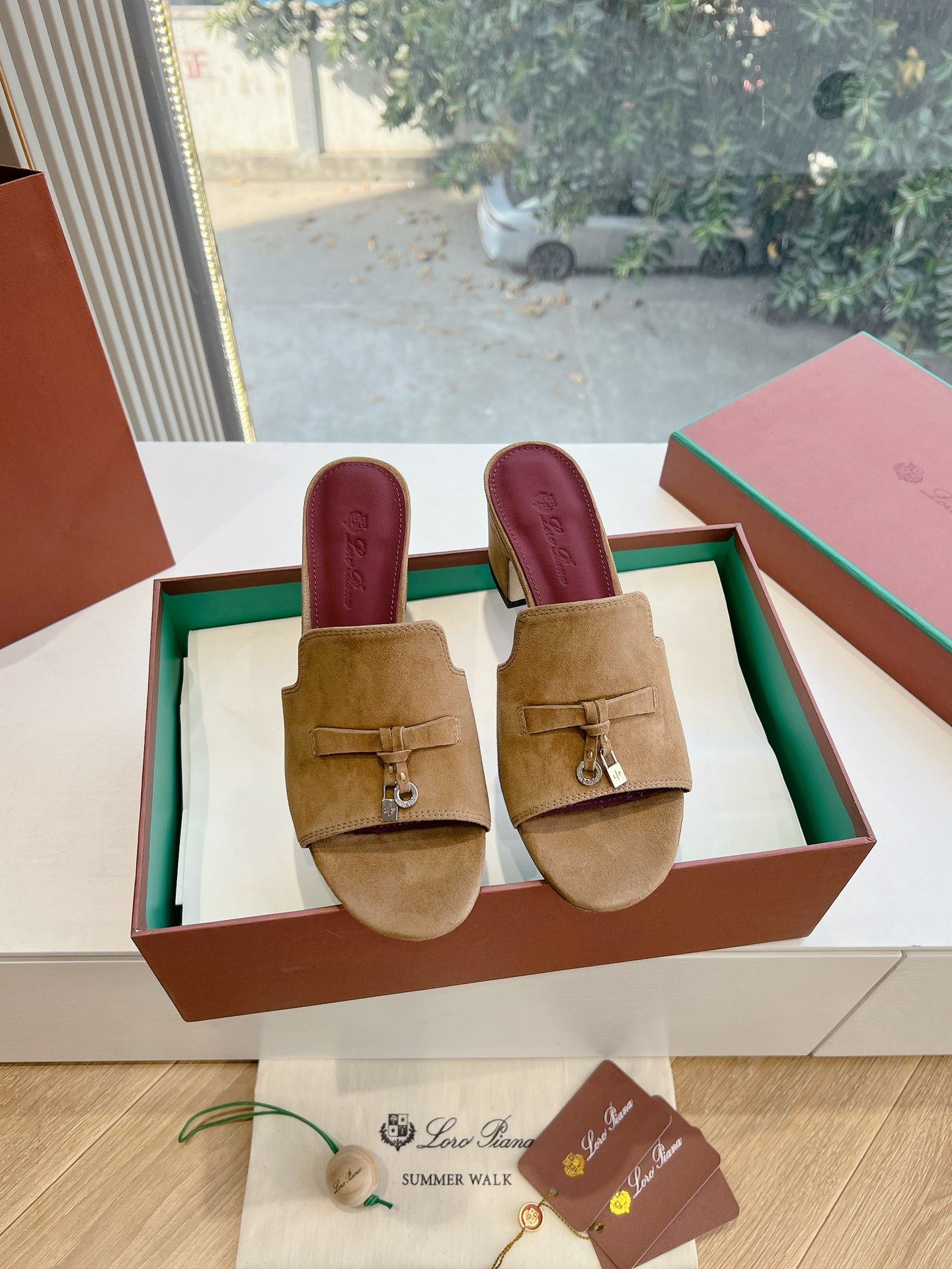 NO:759336,High version (equipped with full package) sandals, no returns or exchanges for custom orders in autumn and winter. Purchasing grade, official website classic thick heel slippers. This year's Lp has new colors again. The colors are very stunning. They are suitable for summer and very versatile at the same time!  Loro Piana's Summer Charms may seem ordinary, but in fact you'll fall in love with them once you wear them. They are comfortable, lightweight, breathable and easy to care for. They can satisfy all your demands for midsummer shoes!  You can walk for any length of time without getting tired!  Imported top-quality silk cashmere is very delicate and skin-friendly. Water-dyed calf leather feet. Matching hardware pendant. Italian imported genuine leather soles:-(//Customization is not returnable), high heels and slippers, loro piana, loro piana, sandals, high heels, slippers, cowhide, Leather soles19860909高版本（配置全套包装）凉鞋秋冬季下单定制不退换 代购级 官网经典粗跟拖鞋 今年的Lp再出新色,颜色非常的惊艳,适合夏天的同时又非常百搭显白！ Loro Piana之Summer Charms看似平淡无奇,实则一穿倾心,舒适 轻便 透气 易打理,你对盛夏鞋履的一切诉求,它都可以满足你！走多久路都不累脚！ 进口顶级丝绸小羊绒非常细腻亲肤 水染小牛皮垫脚 对版五金吊坠 意大利进口真皮大底 :-(//定制不退换）,高跟鞋拖鞋,loro piana,loro piana,sandals,high heels,slippers,cowhide,Leather soles,Women's Shoes