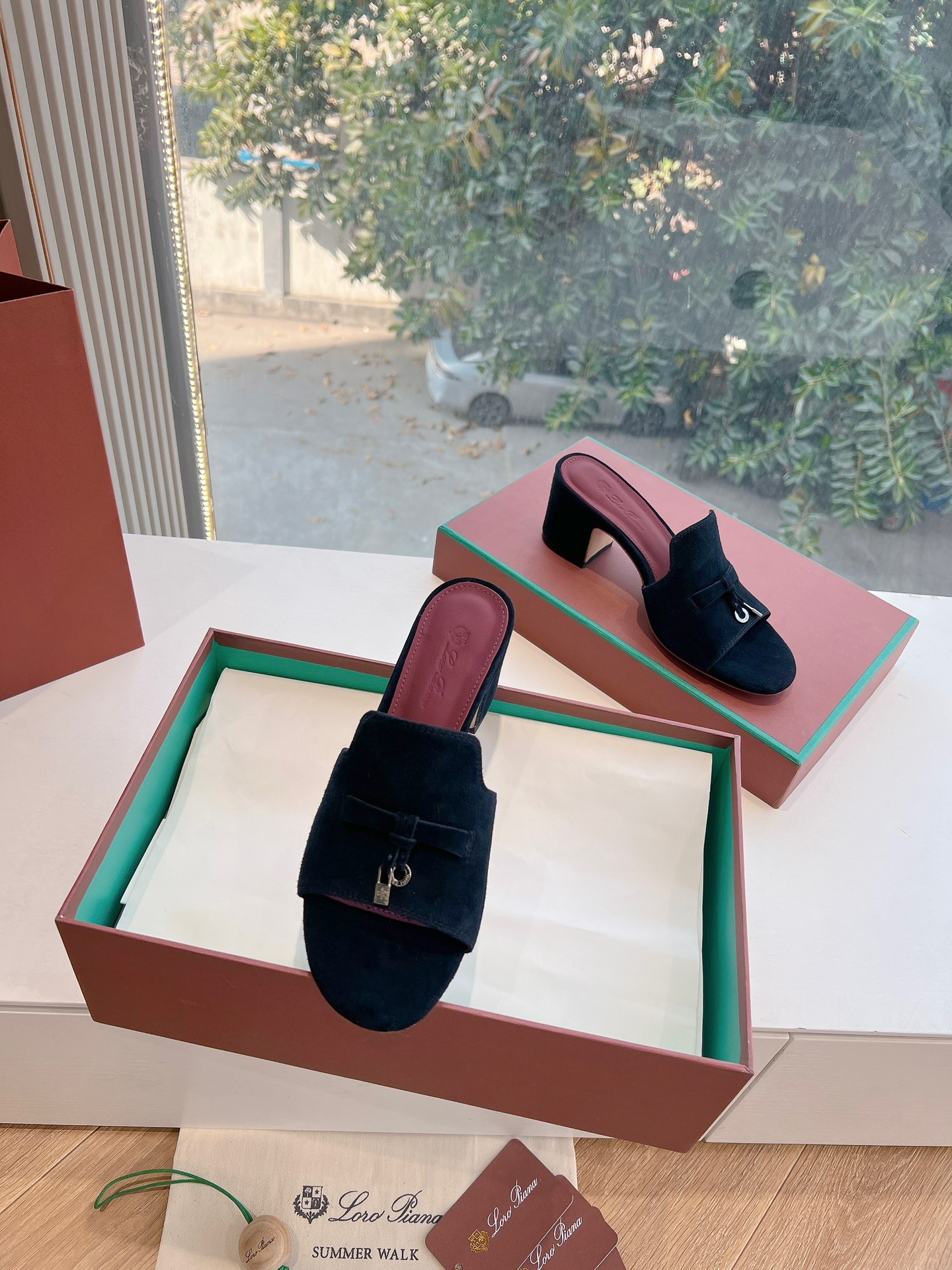 NO:232214,(Top version) British tassel flat slippers turned out to be the legend that you won’t be tired even if you walk 20,000 steps. You will be completely trapped. The minimalist design is eye-catching and durable. It is a plus for outfits. The soft foot feel is outstanding, and it won’t be worn. It’s nice to match it with soft and glutinous soles. It’s not tiring to wear it for a long time. Who can refuse a pair of versatile and beautiful looks. It’s just too temperament. The foot feel and texture are both eye-catching. The key is to make your legs look longer and not tired. The main one is just right!  Material deer leather / inner water dyed beef lining midsole cowhide midsole, large sole original single leather sole, size 33-41 (40-42 customized, no return or replacement), slippers, slippers, cowhide19860909（顶级版本）英伦流苏平底拖鞋原来这就是传说走两万步都不会累脚的颜值和脚感都拿捏住了,上脚一走就会被彻底沦陷～极简的设计吸睛耐看,穿搭加分项呀 软乎乎的脚感质感出众,不会磨脚就很nice搭配软软糯糯的鞋底,日常通行久穿不累哦 谁能拒绝得了一双百搭又好看的简直不要太气质,脚感和质感都拿捏,关键是显腿长不累脚,主打的就是一个刚刚好！ 材质鹿皮/ 内里水染牛里 中底牛皮中底 大底原单真皮底 码数女码33-41（40-42定制不退不换）,拖鞋,slippers,cowhide,Women's Shoes