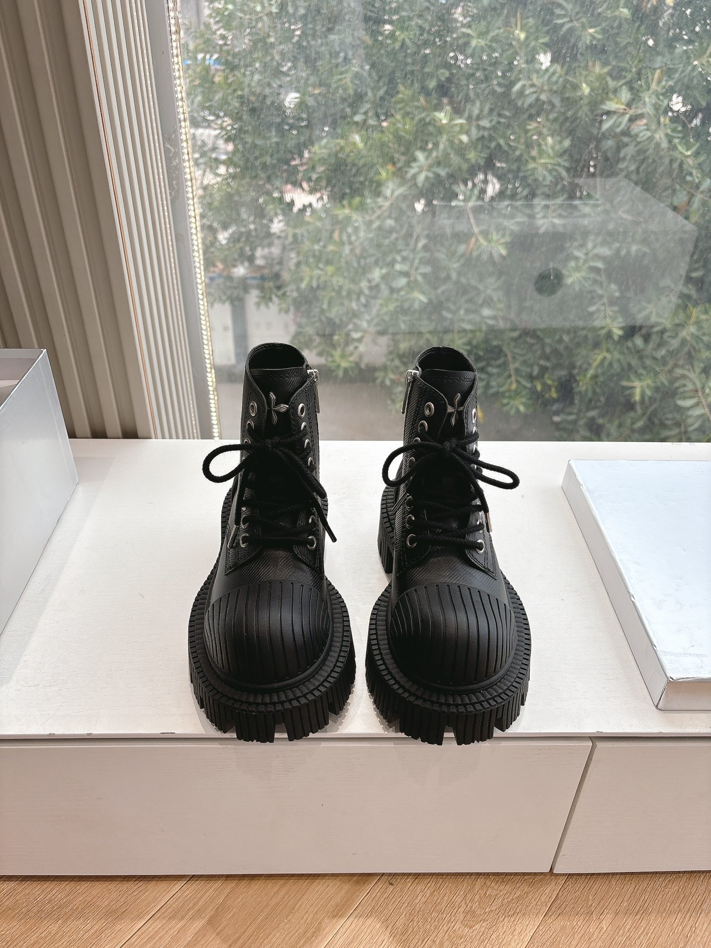 NO:441406,(Top version) SMFK2025 early spring new thick-soled sneakers counter out of stock, the heart-warming texture is full at first glance, the foot is invincible and can be used to close your eyes, it is one of the very fashionable items. Many internet celebrities and celebrities wear SMFK sneakers. The more you look at it, the more you look, the more you look, the more you look, the more you look, the more you are super versatile. Fabric original material, inner lining, breathable net, inner lining, original molded sole, size 35-39# (40# customized, no return or exchange), boots, boots, sneakers19860909（顶级版本） SMFK2025早春新款厚底运动鞋专柜断货王,一眼心动质感拉满,上脚无敌增高,闭眼可入,非常时髦的单品之一超多网红博主、明星都穿SMFK的运动鞋,真的是越看越上头超级百搭 面料原版材质 内里透气网内里 鞋底原版开模鞋底 码数35-39#（40#订做不退换）,靴子,boots,sneakers,Women's Shoes