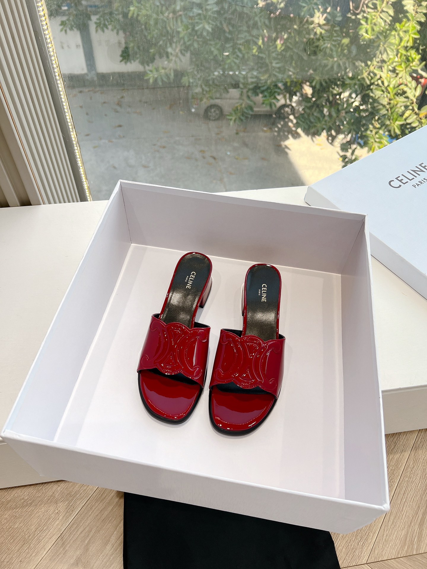 NO:164606,What you see is what you get G009Celine Arc de Triomphe 25ss Spring and summer new slippers Celine Arc de Triomphe 25ss Spring and summer new style Baotou semi-torque Muller slippers are full of high-end feel. Internet celebrity ins grass planting artifact, very retro style, full of aura, very novel design style, high-end and very comfortable. The imprinted celine logo highlights the brand's charm Fabric patent leather Inner cowhide Sole genuine leather Size 35-40 (40 customization, no return or replacement), slippers, celine, slippers, cowhide19860909所见即所得G009Celine 凯旋门 25ss 春夏新款 拖鞋Celine凯旋门 25ss 春夏新款 包头半拖穆勒拖鞋高级感十足 网红ins 种草神器、非常复古风、气场十足单品、设计风格非常新颖、高档且非常舒适.压印celine 标志彰显品牌魅力 面料漆皮 内里牛皮 鞋底真皮 尺码35-40(40定制不退不换),拖鞋,celine,slippers,cowhide,Women's Shoes