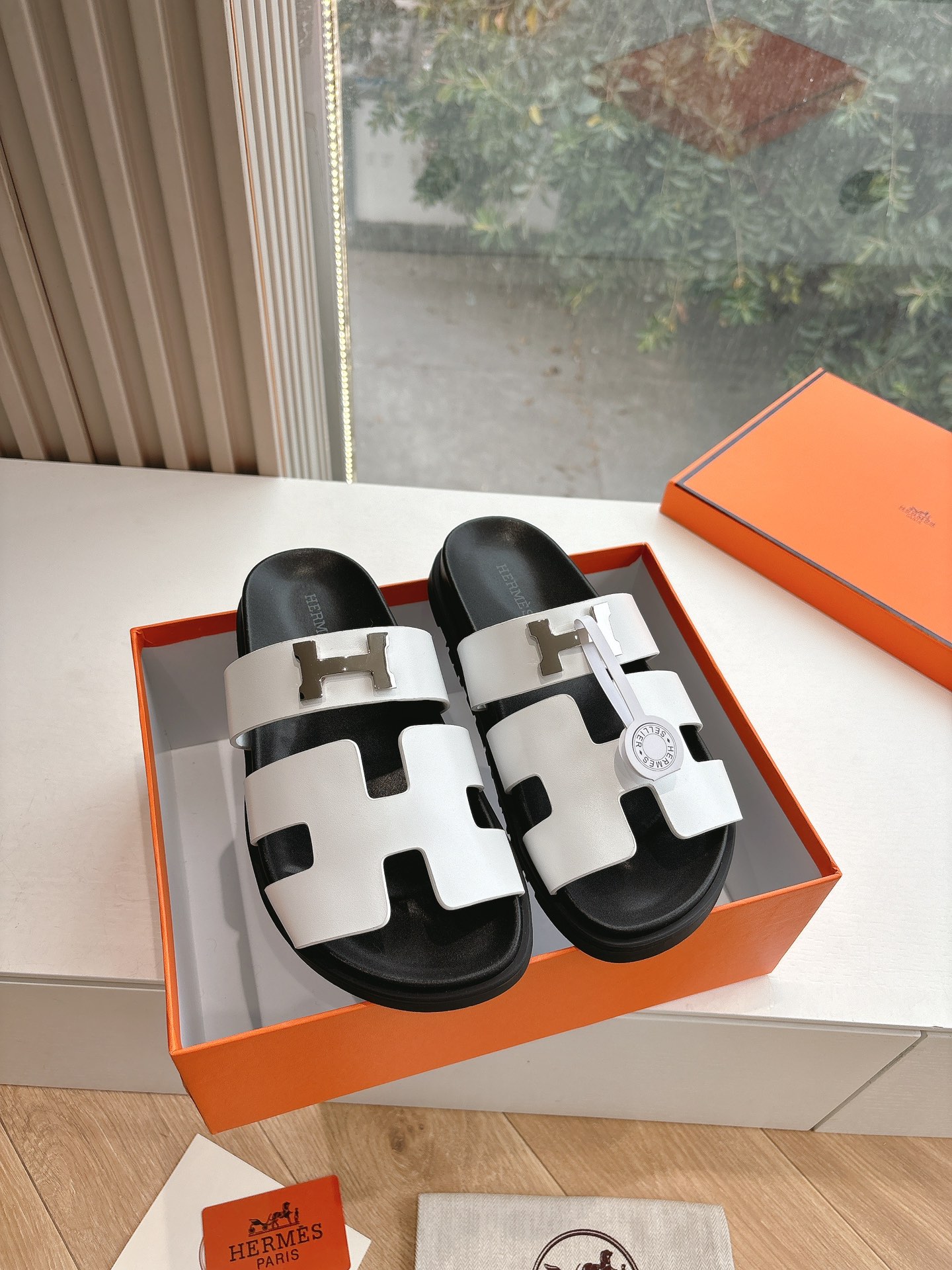 NO:164608,Men's size 10 G087 purchasing level WYSIWYG G033HERMES Hermes | 2025 Latest big H buckle buckle Erjiu slippers genuine leather injection molded sole Classic style with cloud-feet or paired with socks, it's all fashionable and not as fashionable as it is super cute. In summer, I really need versatile slippers. It looks good no matter how you match it, and the casual and advanced feel is also great. It is paired with various colored socks, and it is very fashionable. Super good-looking and versatile. Imported original cowhide leather, inner cowhide, outsole genuine leather midsole combination sole size for women 35-41 men's size 40-45 (40.41 order note for men and women) 45 customization without return or replacement, slippers, hermes, hermes, slippers, cowhide, socks19860909男码10 G087代购级别所见即所得G033HERMES爱马仕| 2025 最新款大H扣人字扣二舅拖鞋真皮注塑鞋底 经典款踩云脚感,光脚或者搭配个袜子穿,都时髦的不行哦超可爱 夏天真的太需要百搭拖鞋了,怎么搭配都好看,随意且高级的感觉舒适度也很棒,搭配各种彩色袜子,潮爆了 超好看百搭 鞋面进口原版牛皮 内里牛皮 大底真皮中底组合鞋底 码数女35-41男码40-45(40.41下单备注男女) 45定制不退不换,拖鞋,hermes,hermes,slippers,cowhide,socks,Women's Shoes
